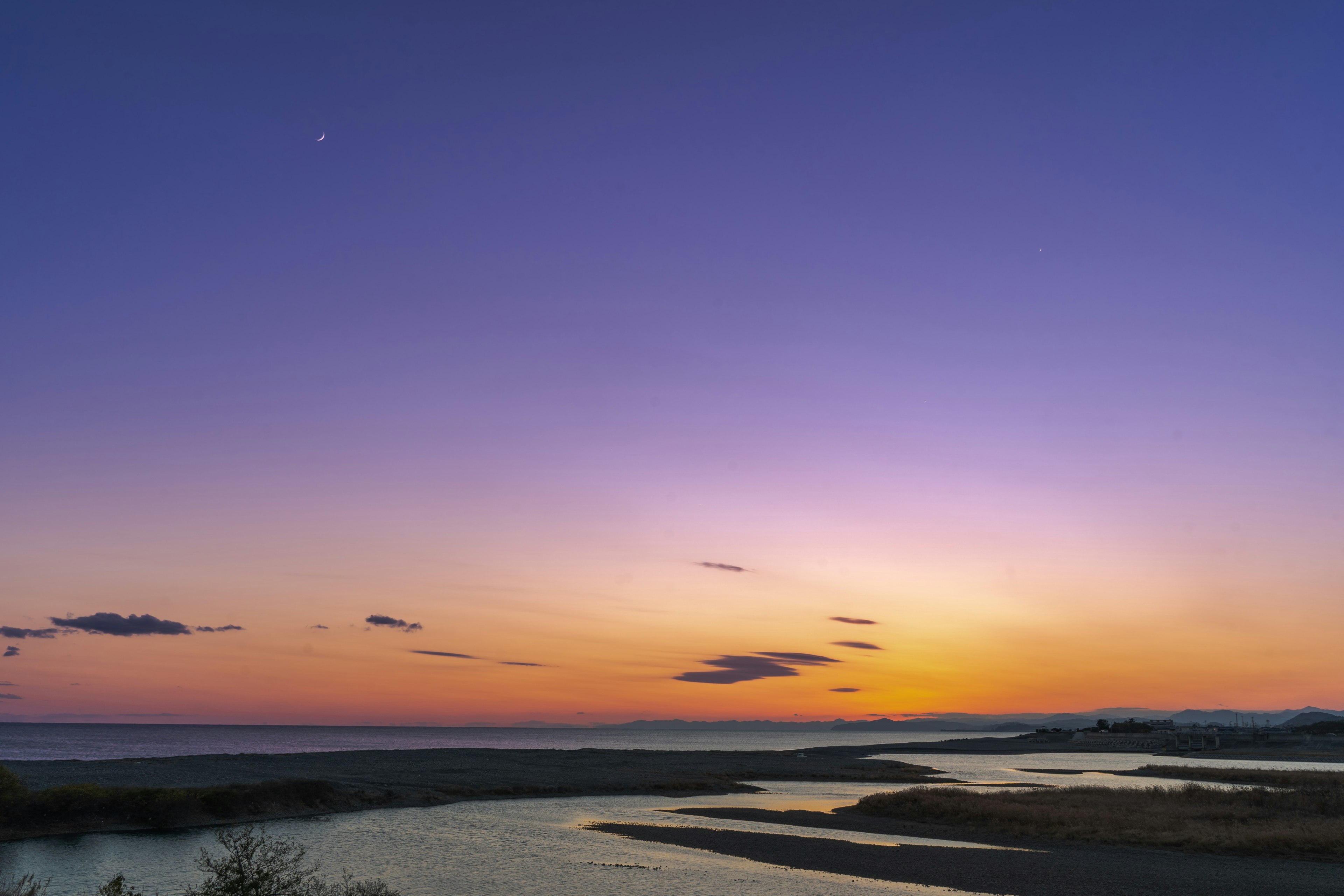 美しい夕焼けが広がる海辺の風景