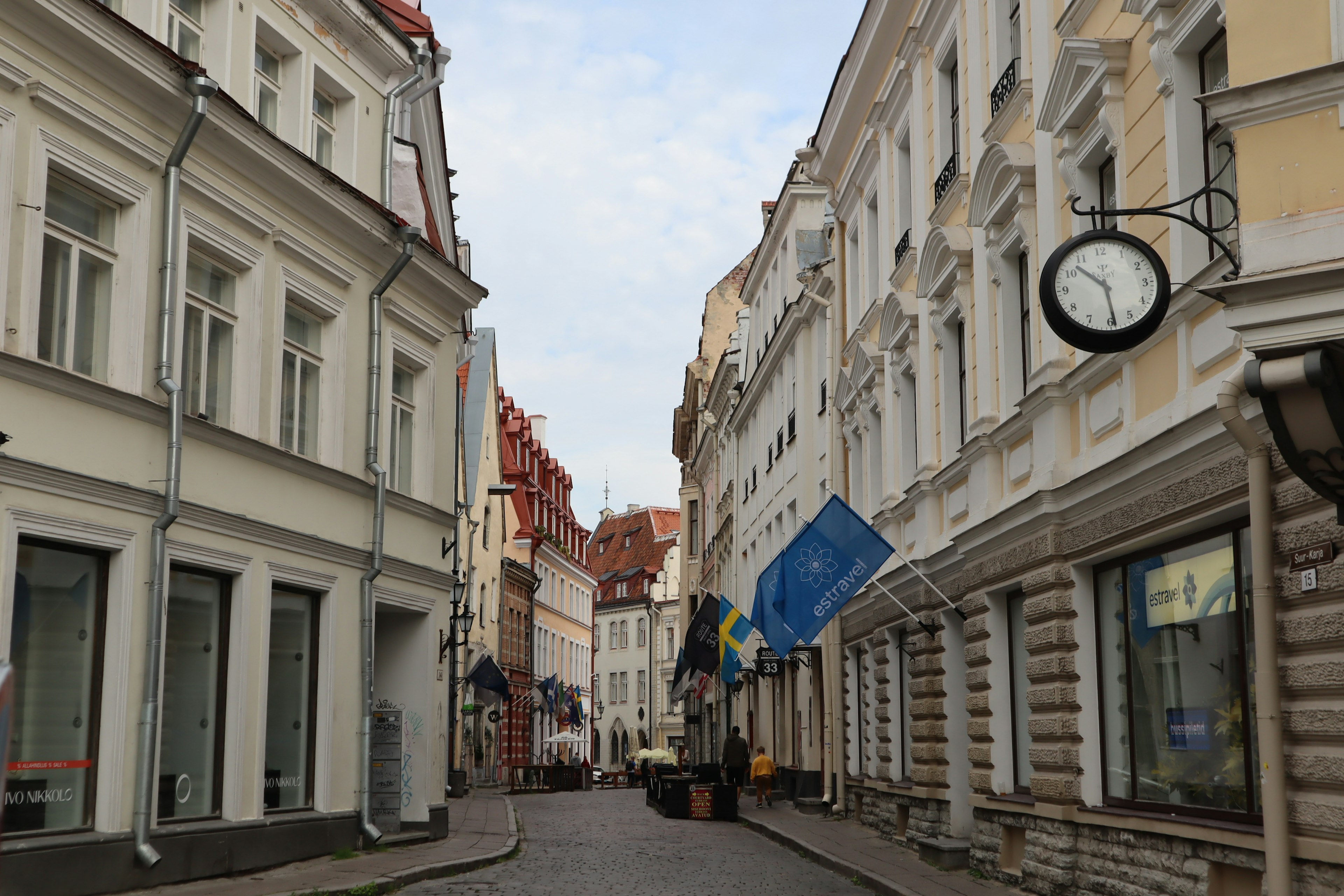 Ruhige Straße mit historischen Gebäuden und einer Uhr