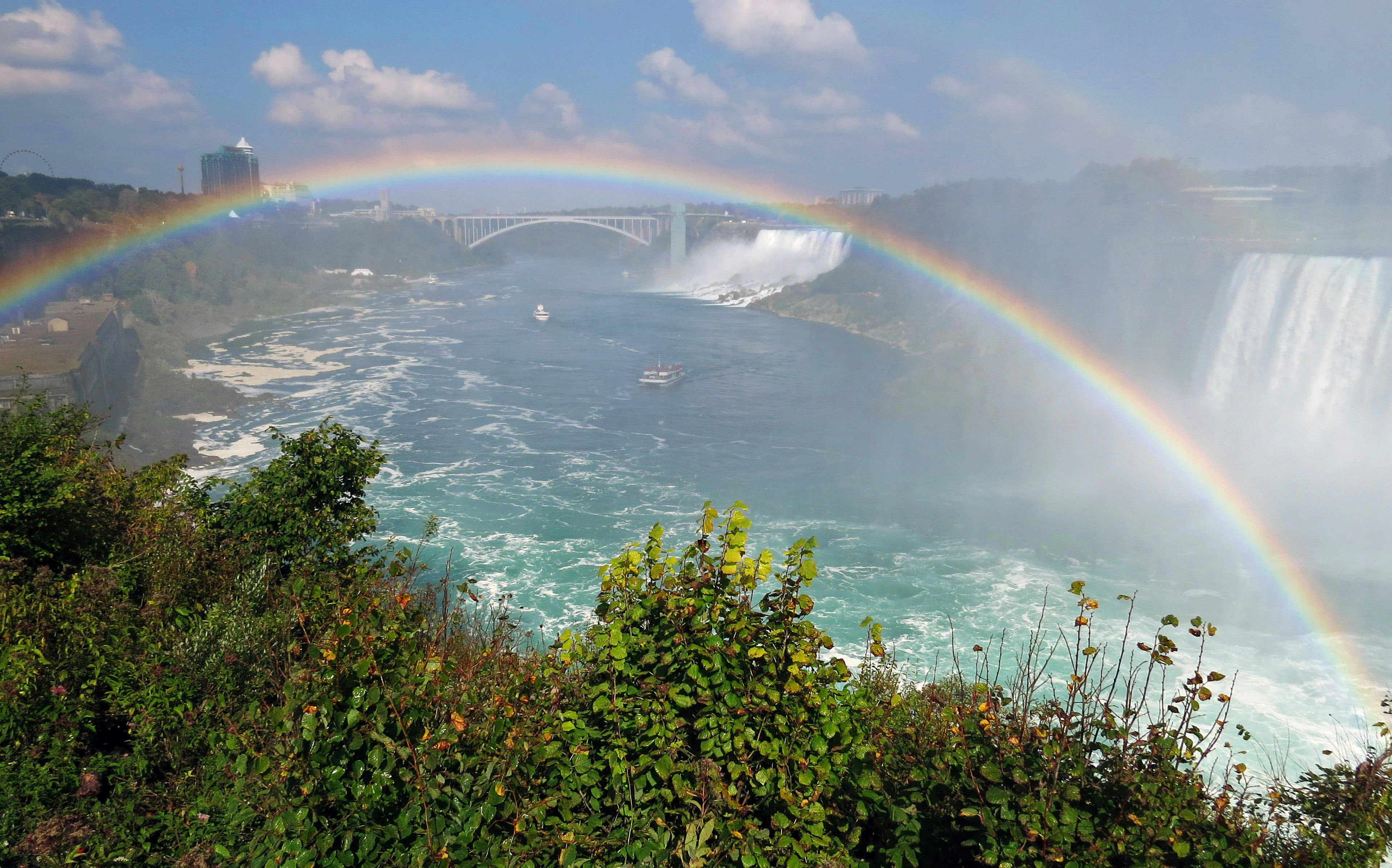 Vista panoramica delle cascate del Niagara con un arcobaleno vivace