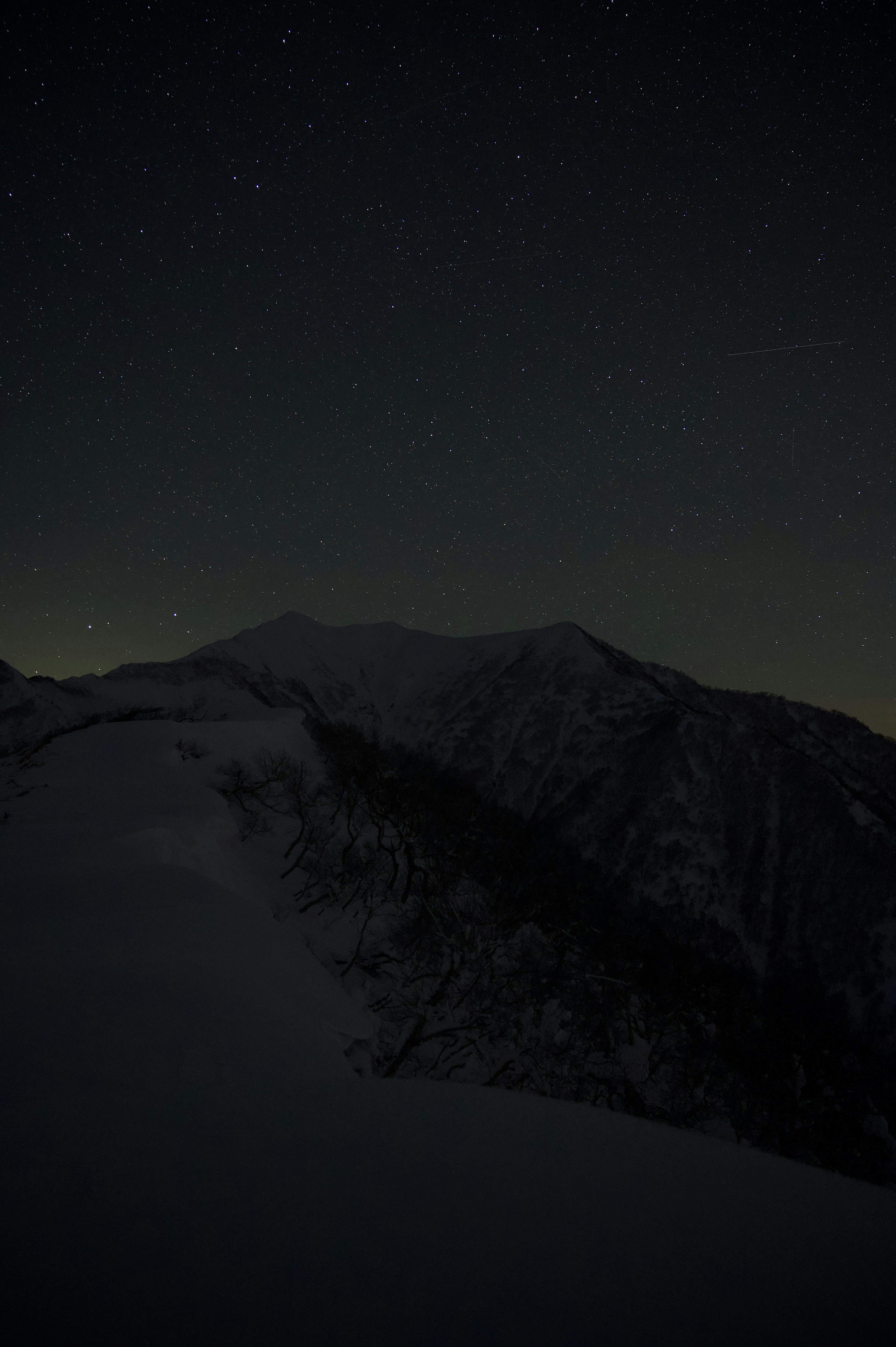 星空の下に広がる雪山の風景