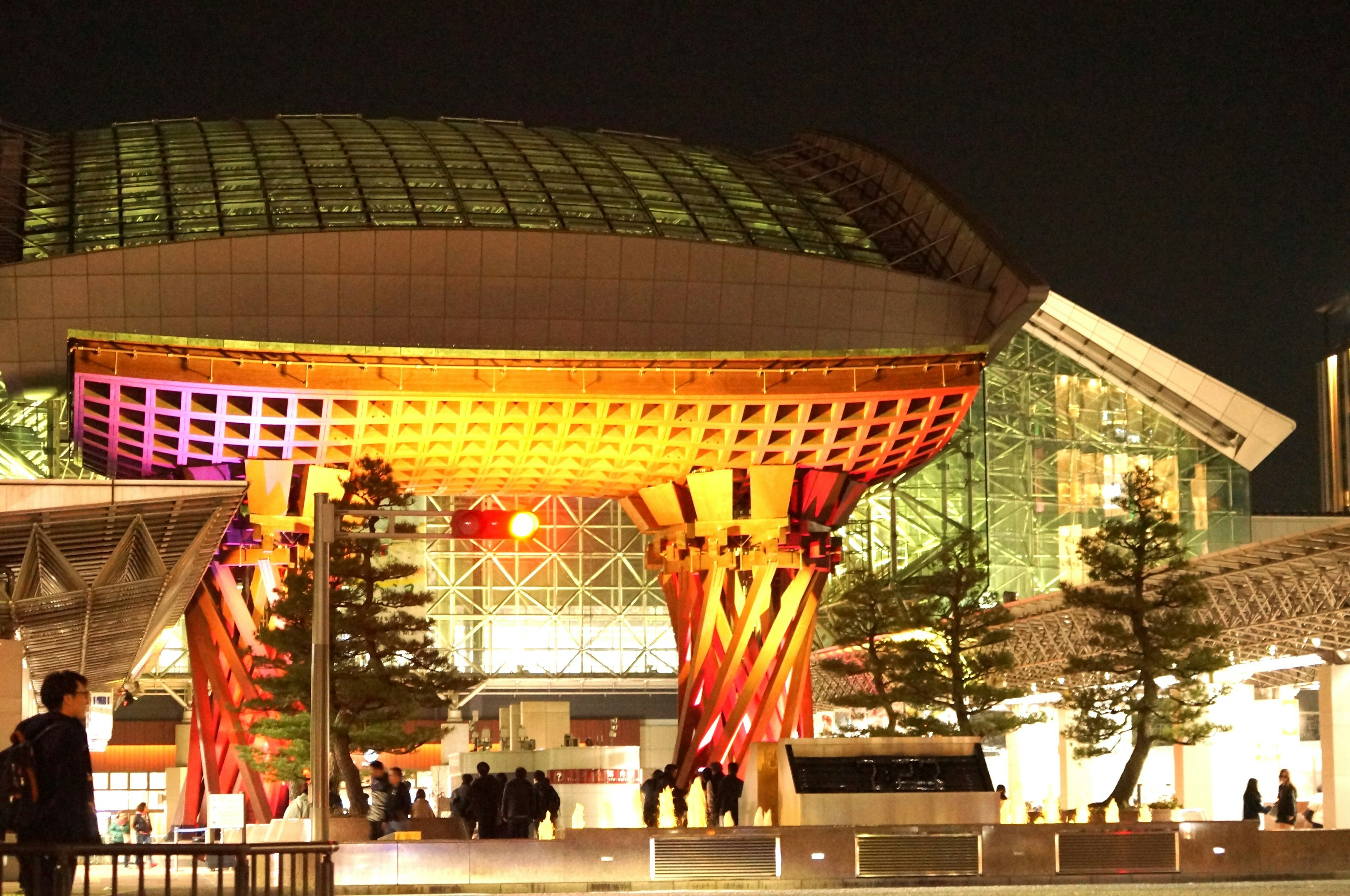 Arsitektur modern Stasiun Kanazawa yang diterangi di malam hari