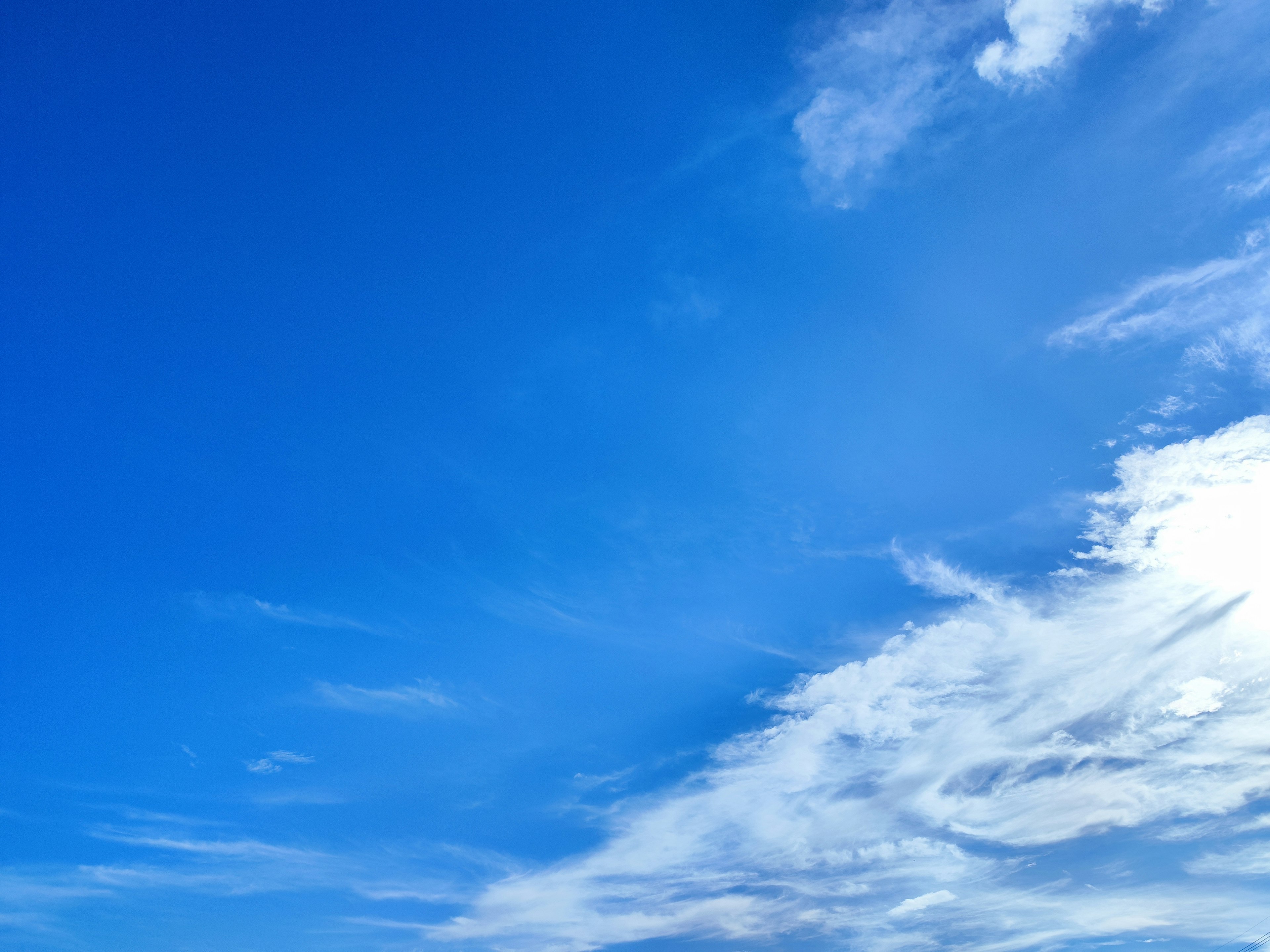 Bellissimo paesaggio di cielo blu con nuvole bianche