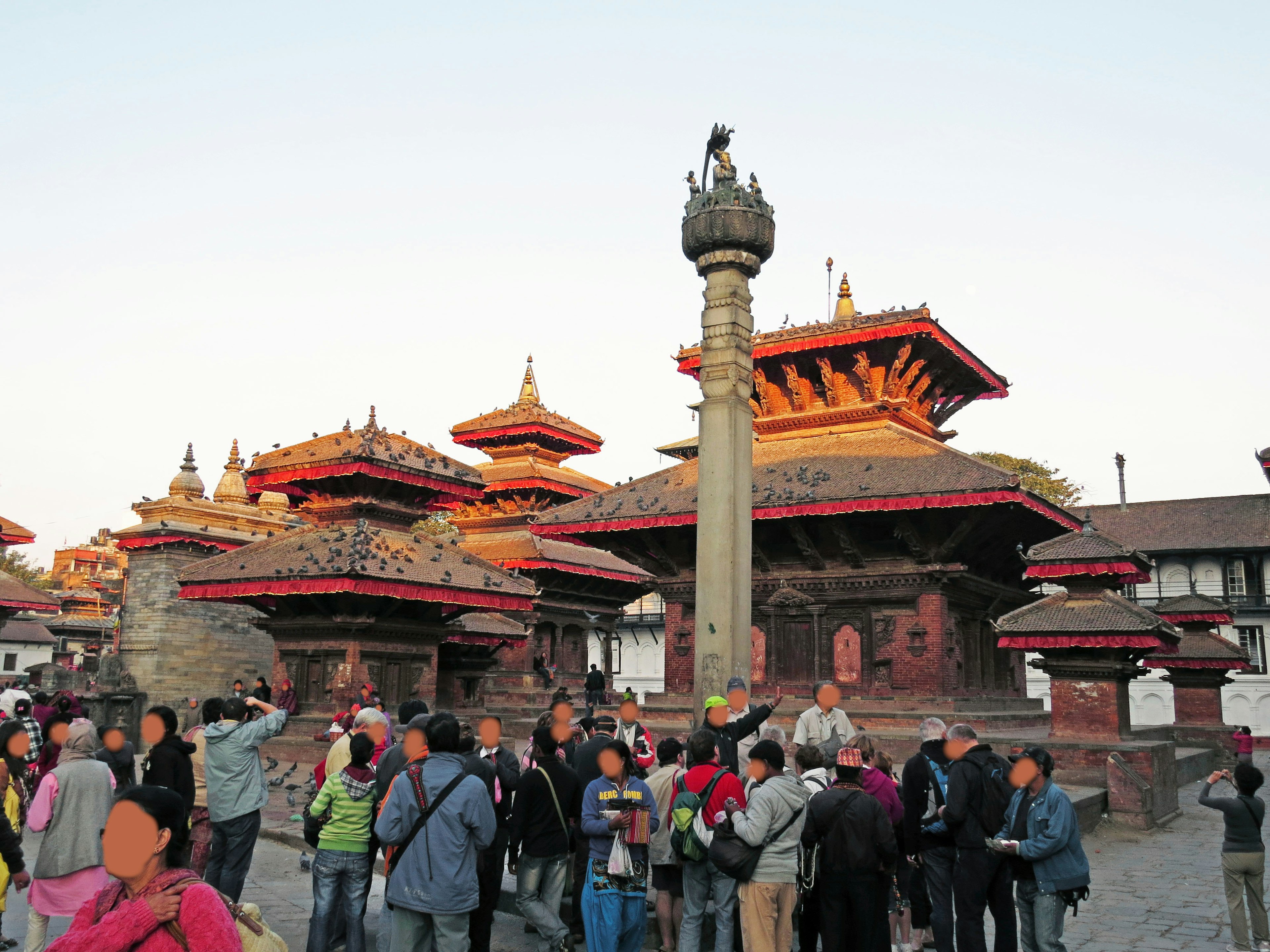 Foule de touristes devant des temples anciens au crépuscule