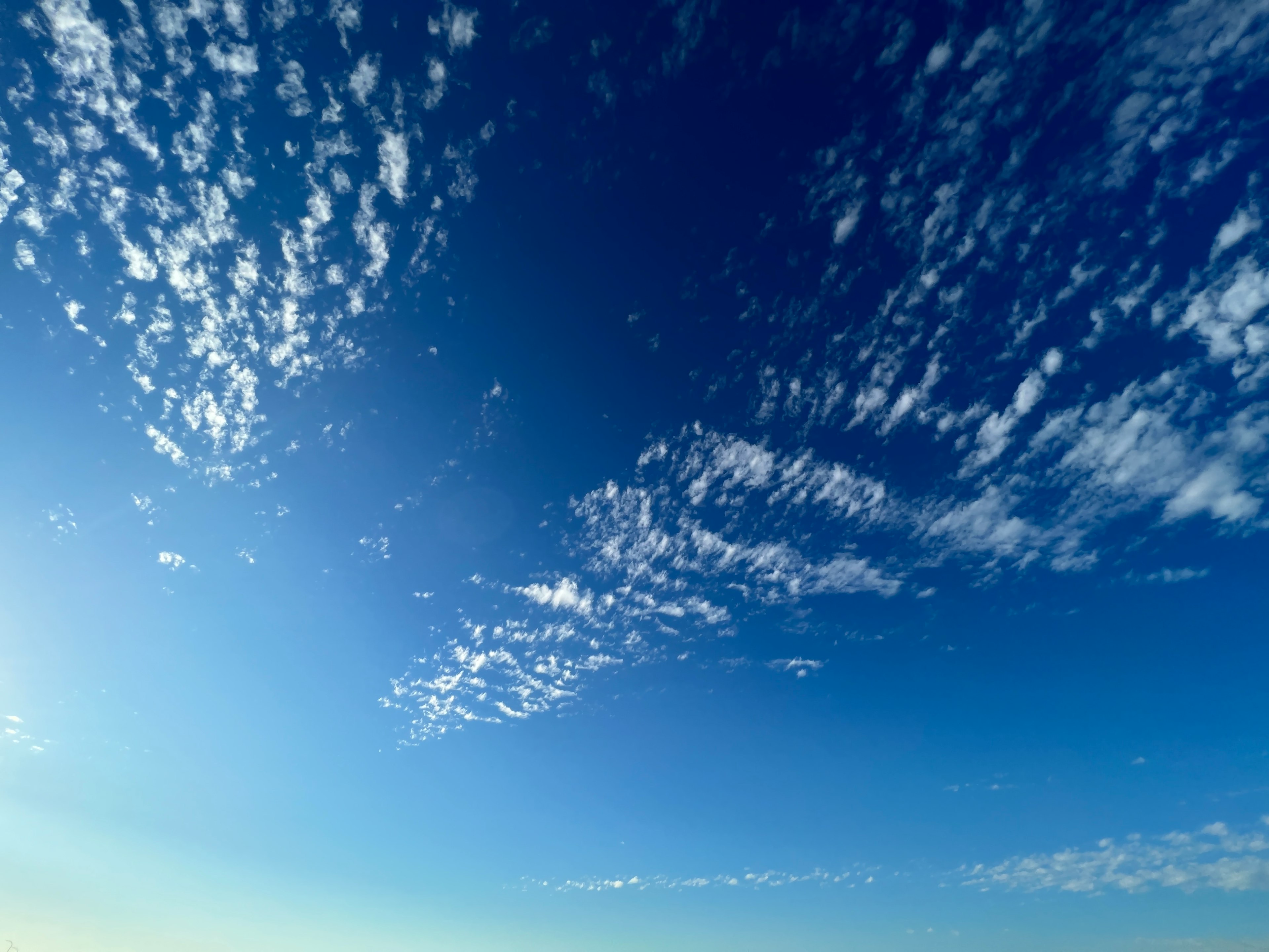 青い空に白い雲が広がる風景