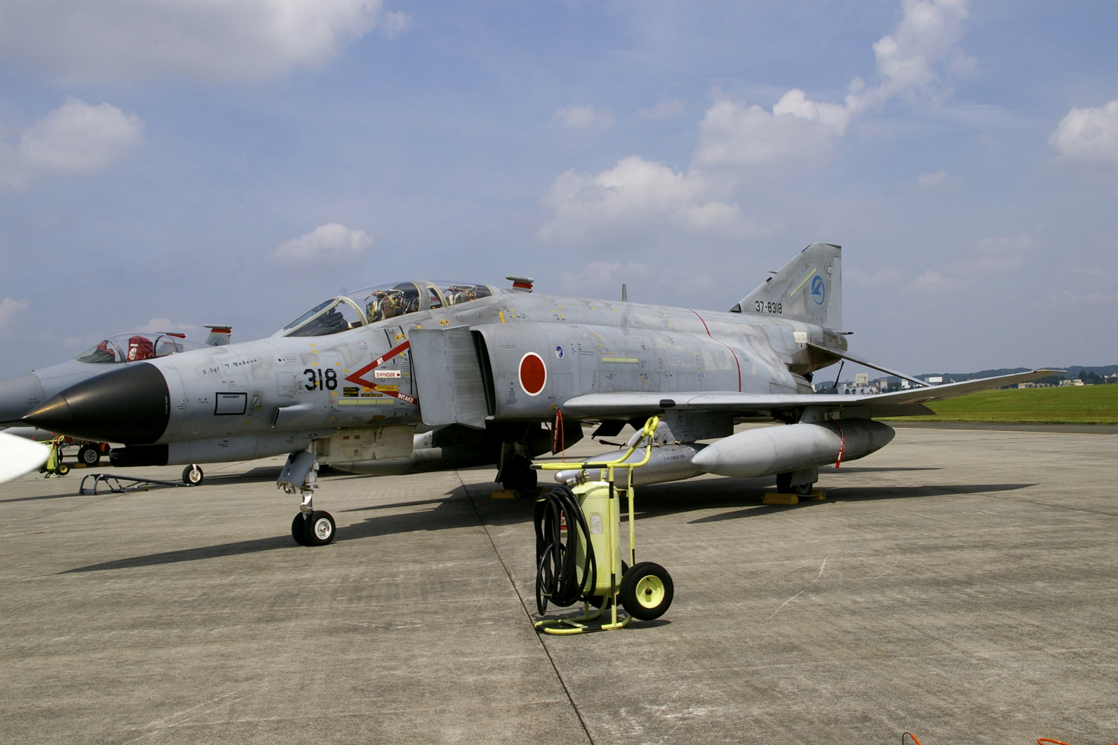 F-4 Phantom II Kampfjet auf der Landebahn unter blauem Himmel geparkt