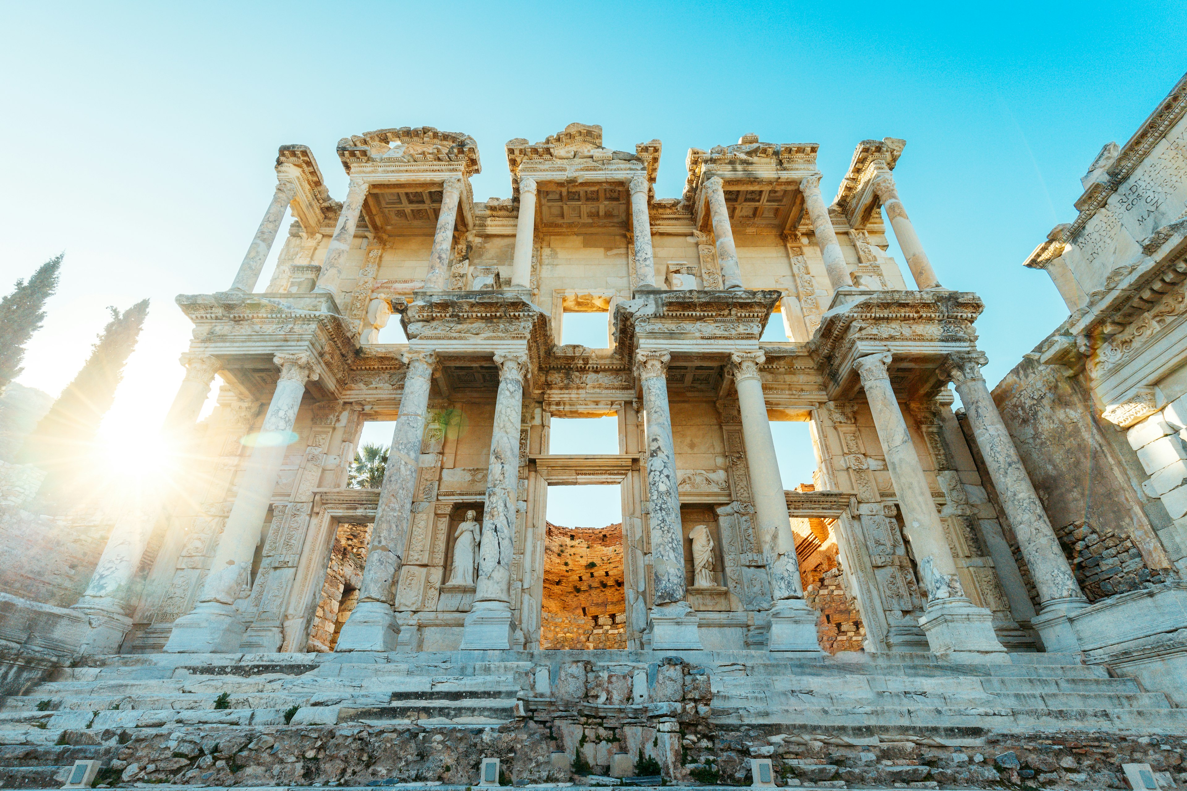 Ruinas de la antigua Biblioteca de Éfeso bajo un cielo azul claro