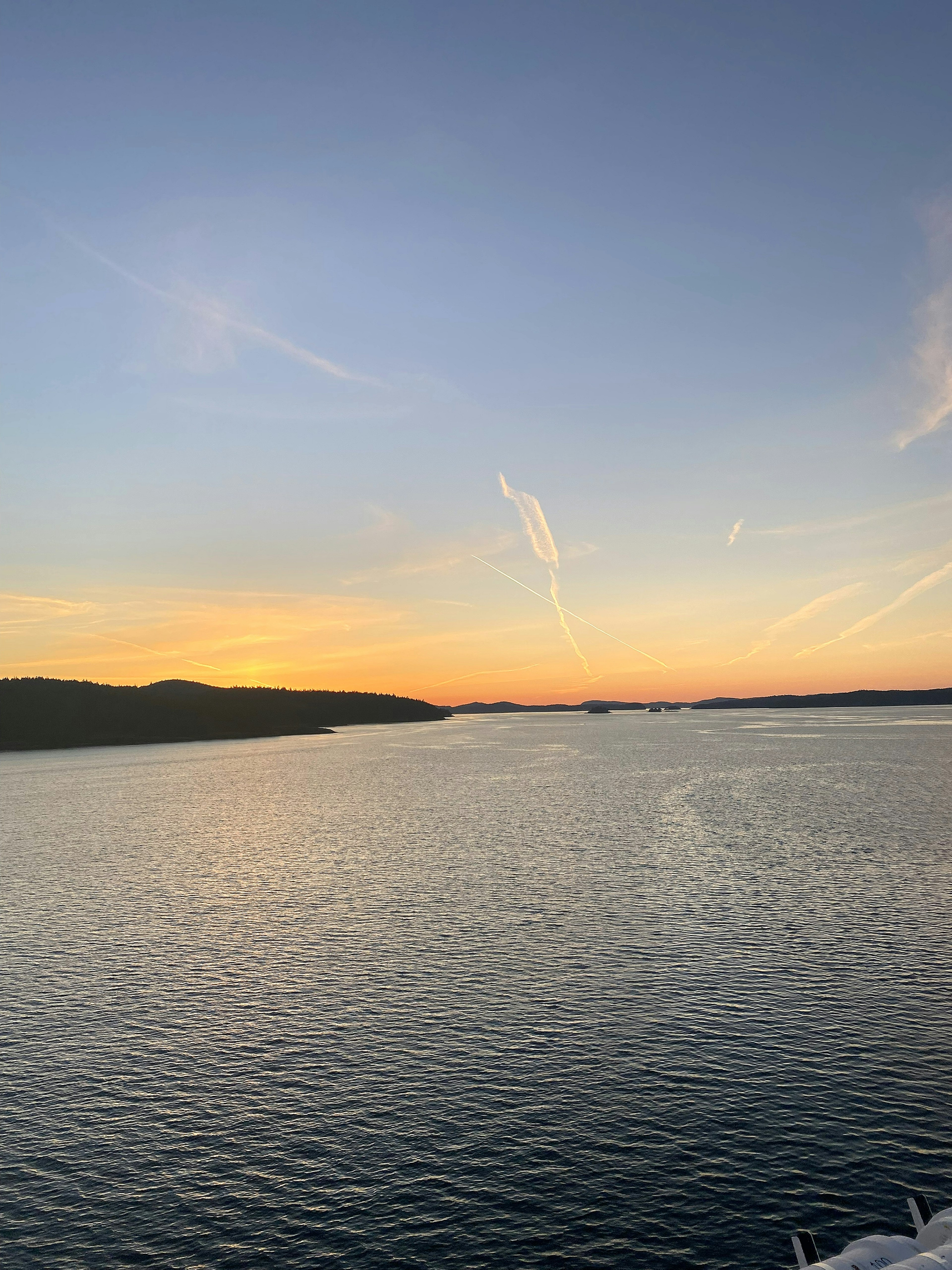 Mare calmo con una bella vista del tramonto