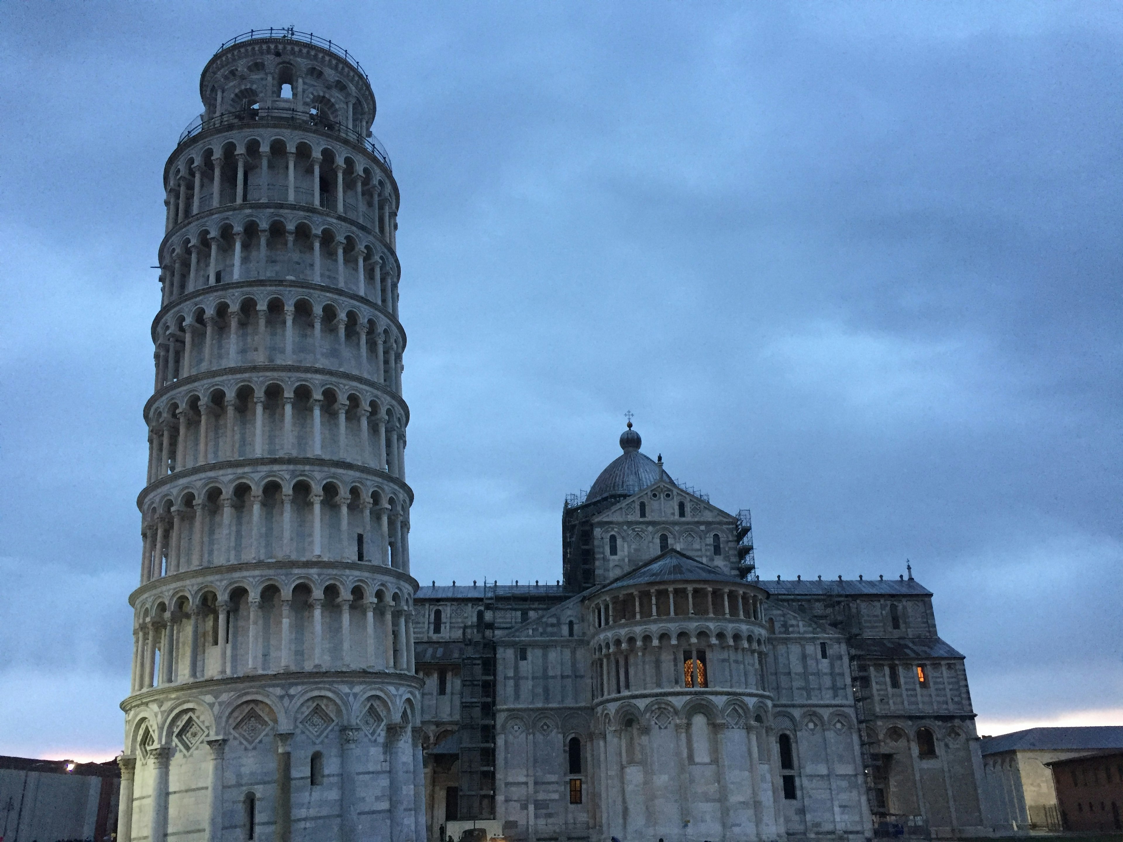 Schiefer Turm von Pisa und Kathedrale bei Dämmerung