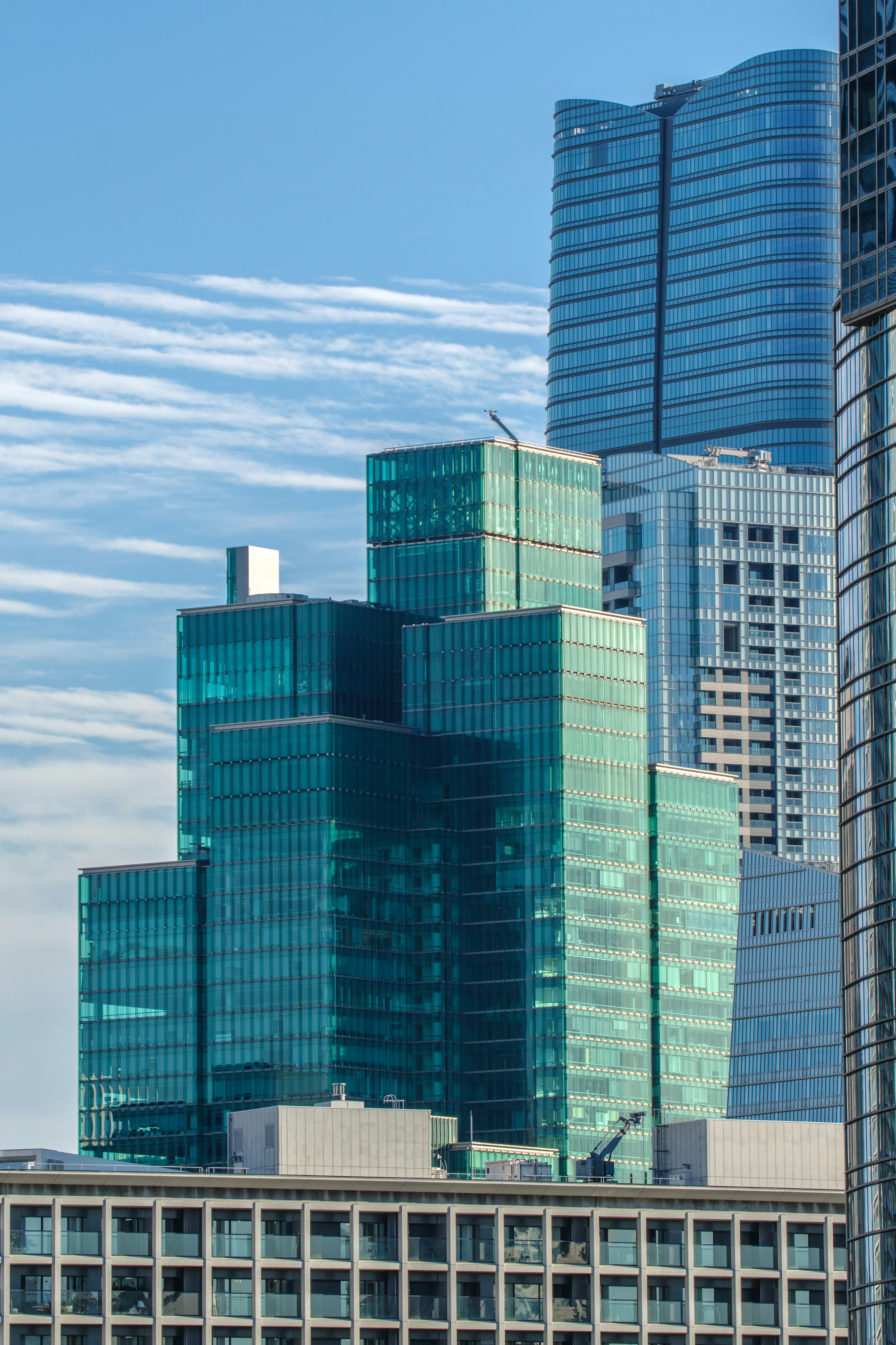 Moderne Wolkenkratzer mit Glasfassaden unter einem blauen Himmel