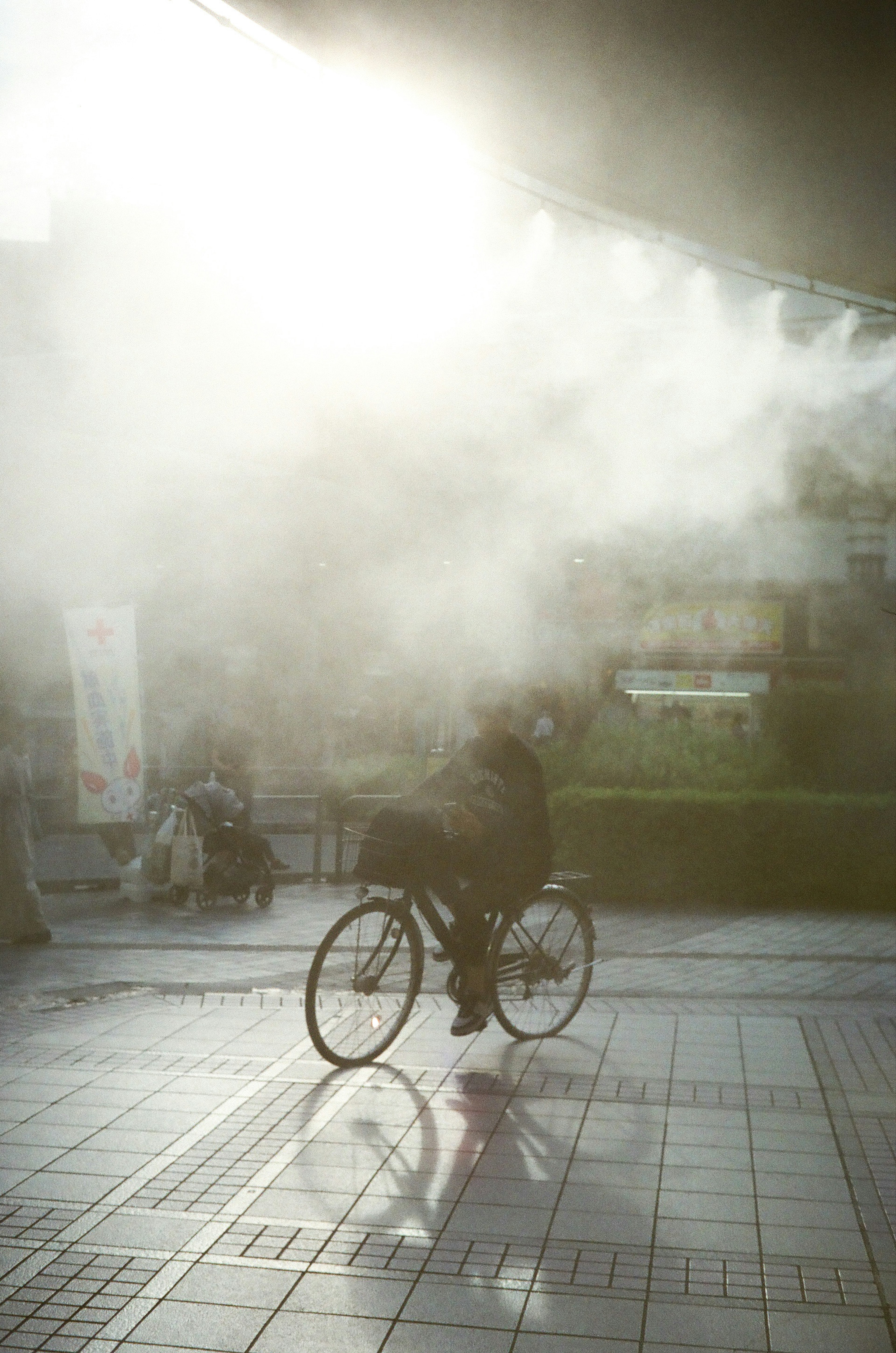 騎自行車的人在霧中與光束