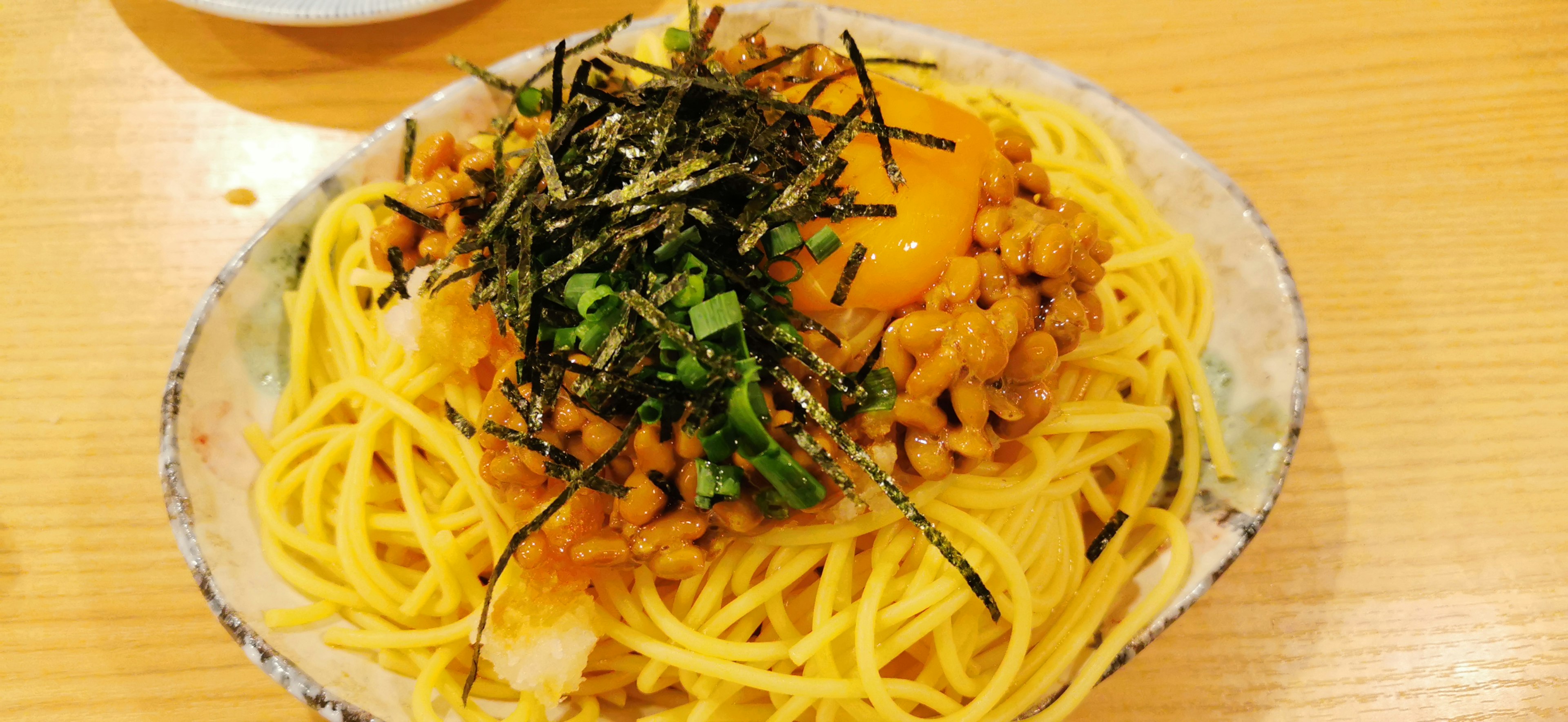 美味しそうな卵と海苔のトッピングがされたスパゲッティ