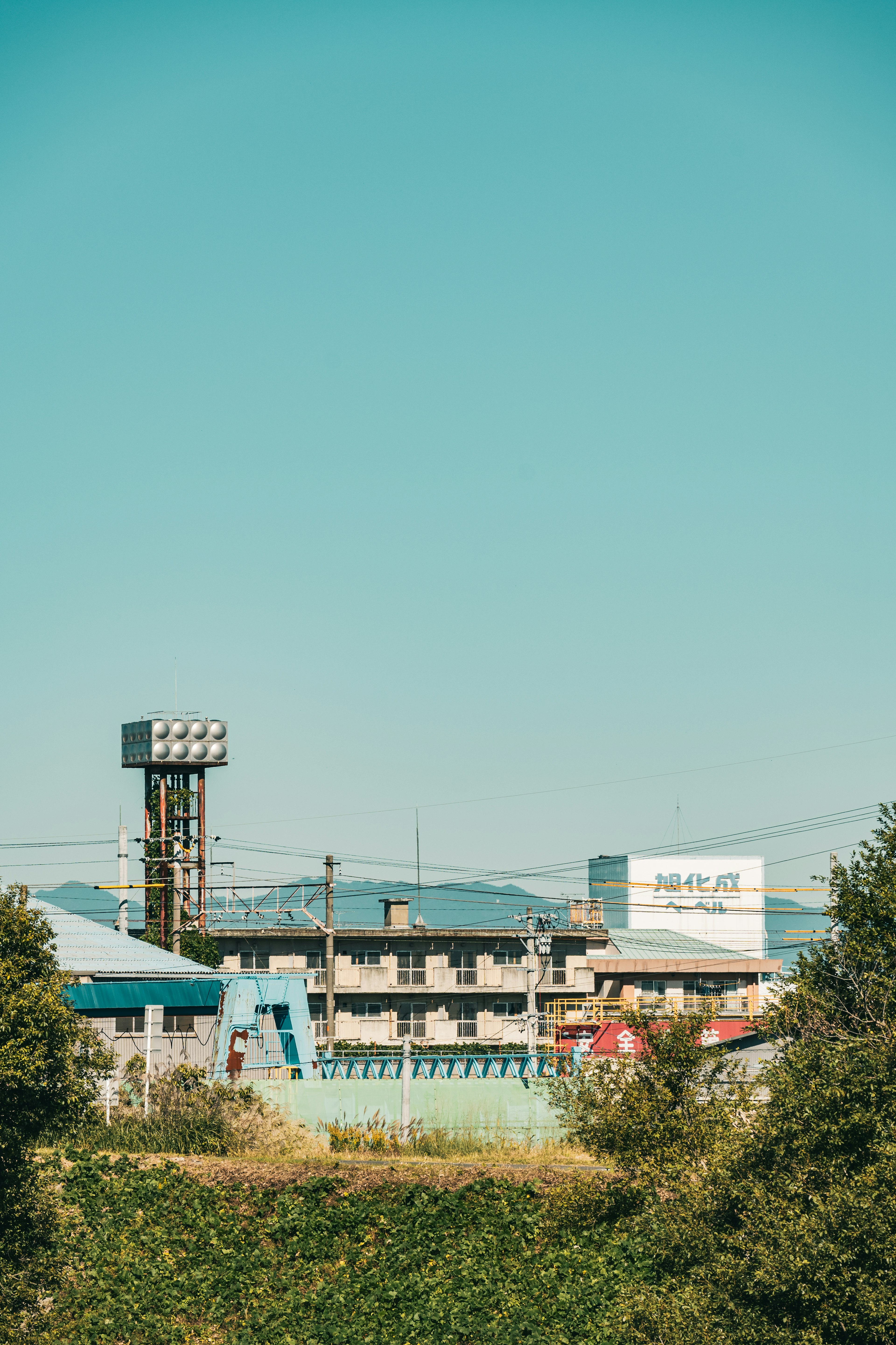 青空の下にある建物と通信塔の風景