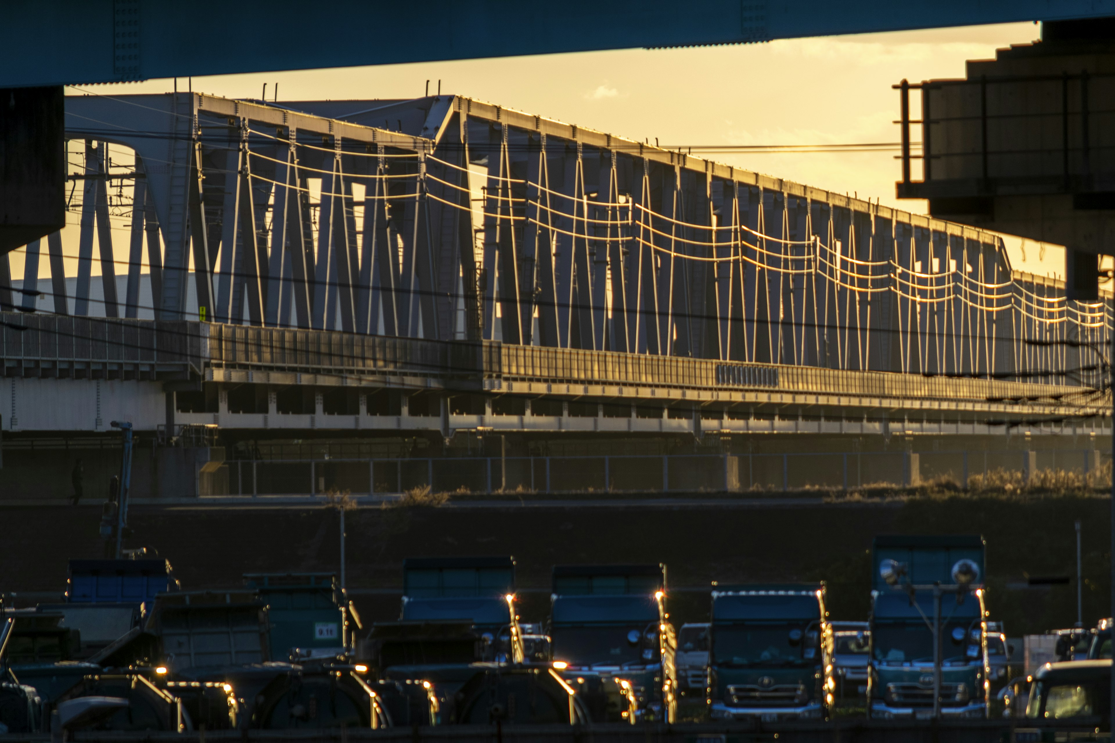 Brückenstruktur gegen den Sonnenuntergang sichtbar