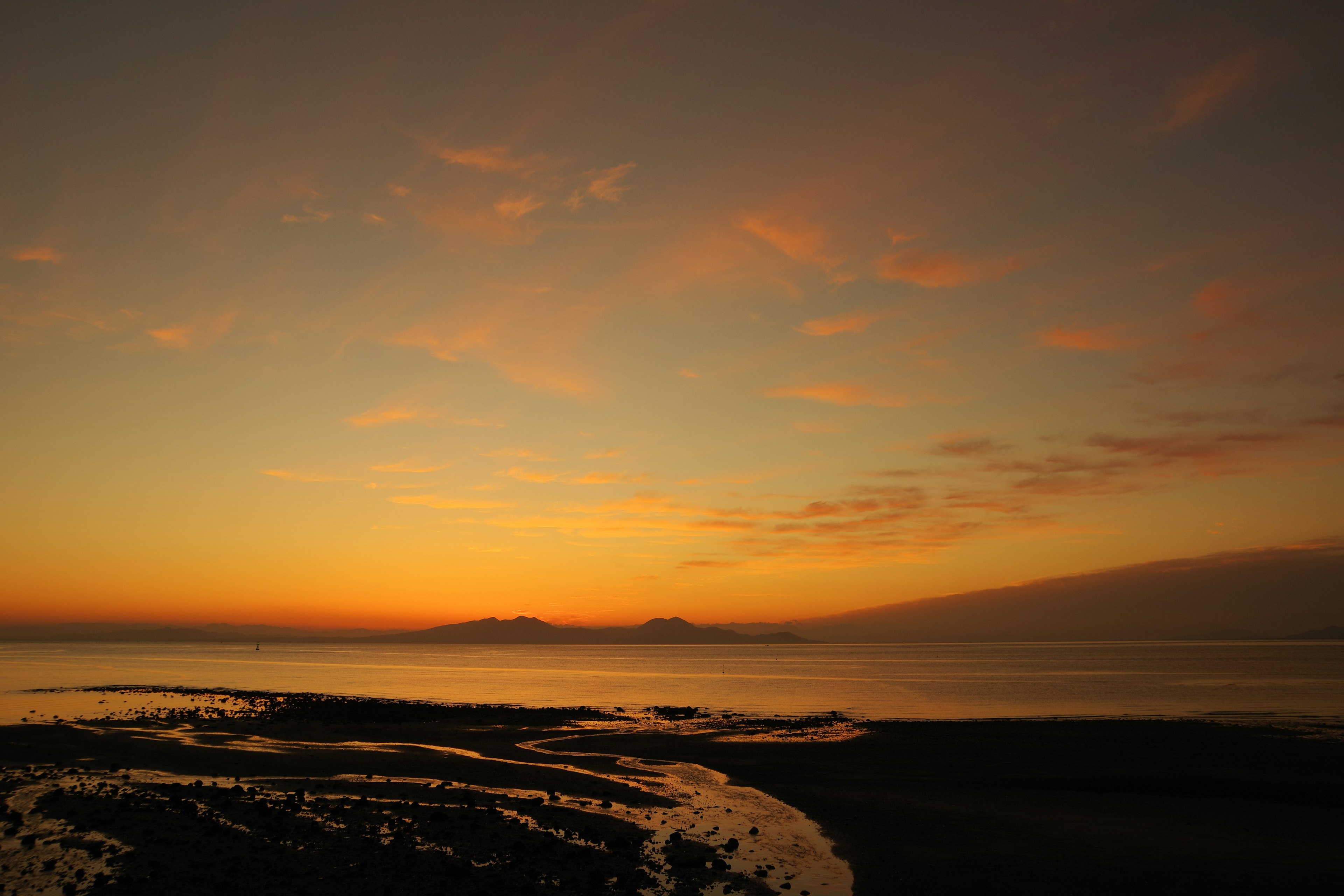 美丽的日落海岸风景，色彩鲜艳