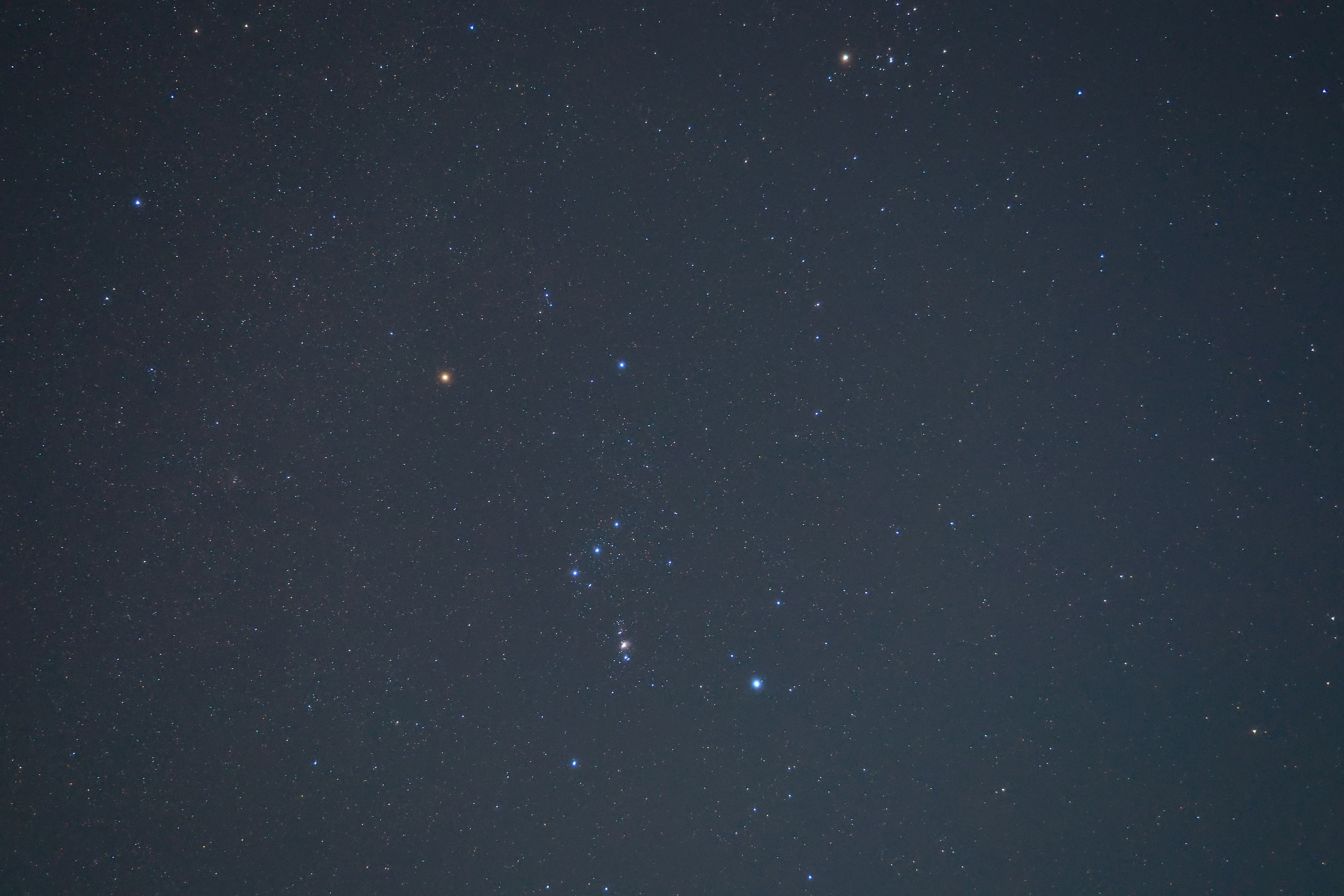 Langit malam dipenuhi bintang berkilau dan konstelasi