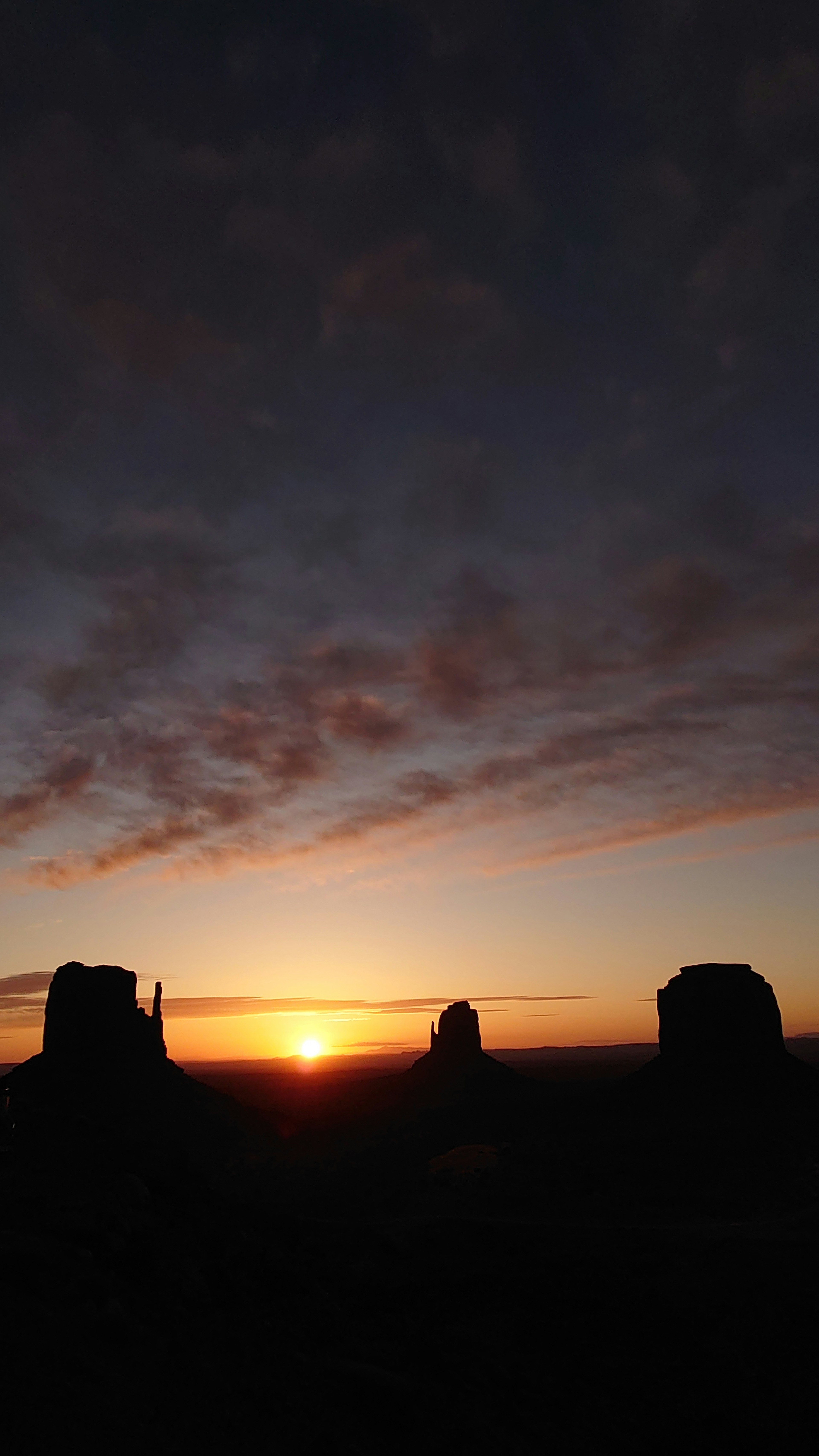 Siluet Monument Valley saat matahari terbenam