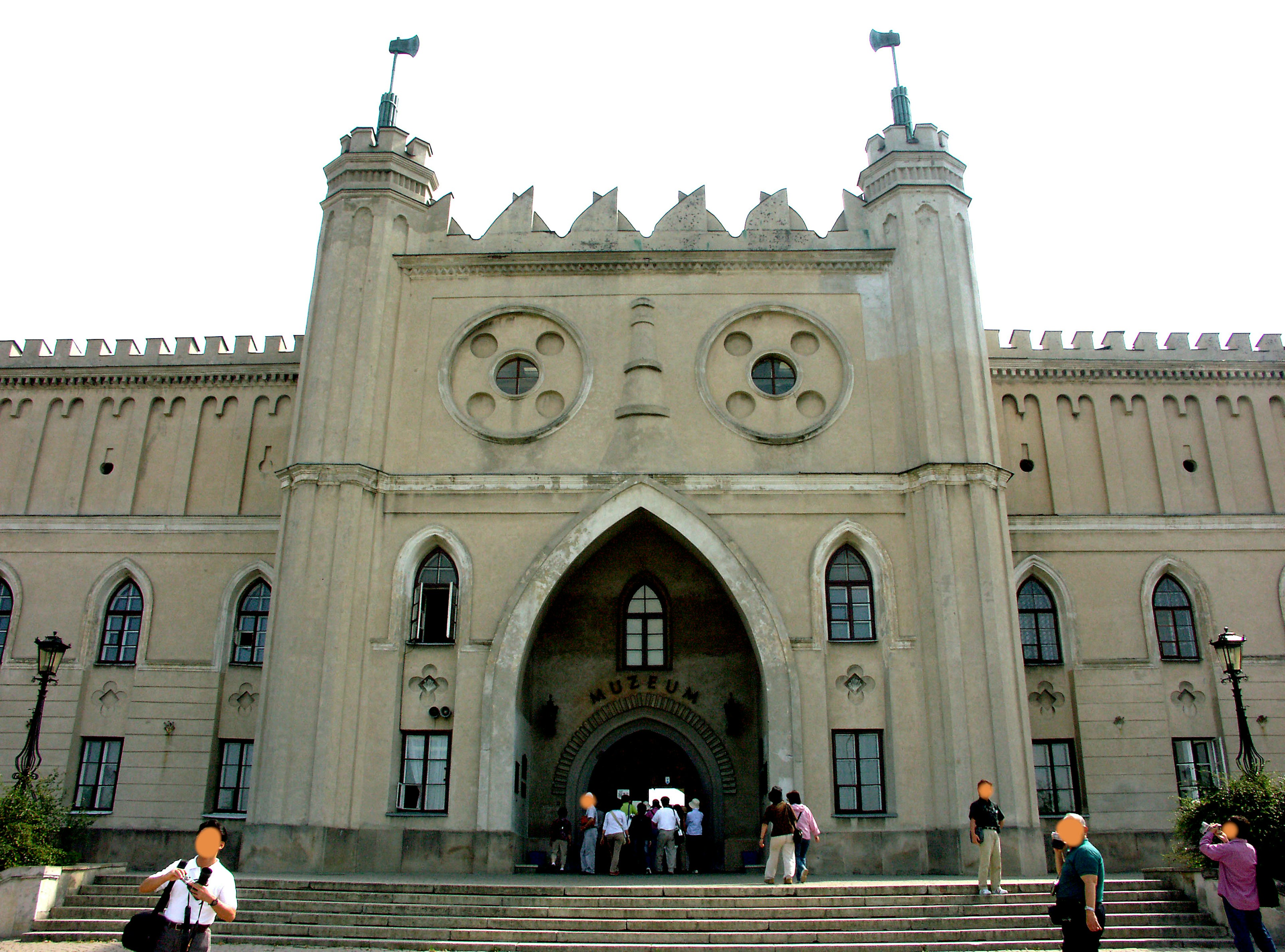 Edificio histórico de estilo castillo con una entrada prominente y elementos decorativos