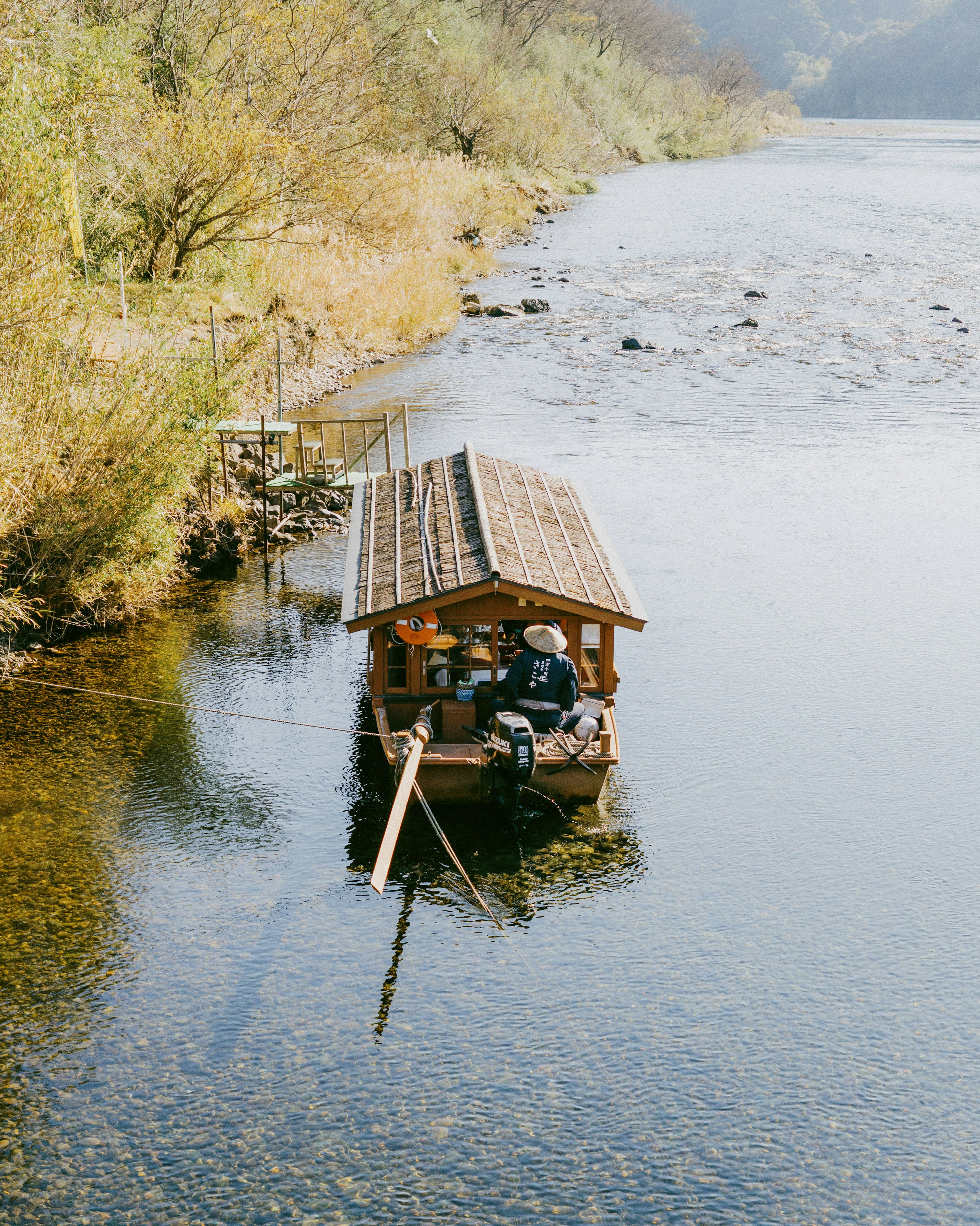 Cabane en bois sur une rivière entourée de nature