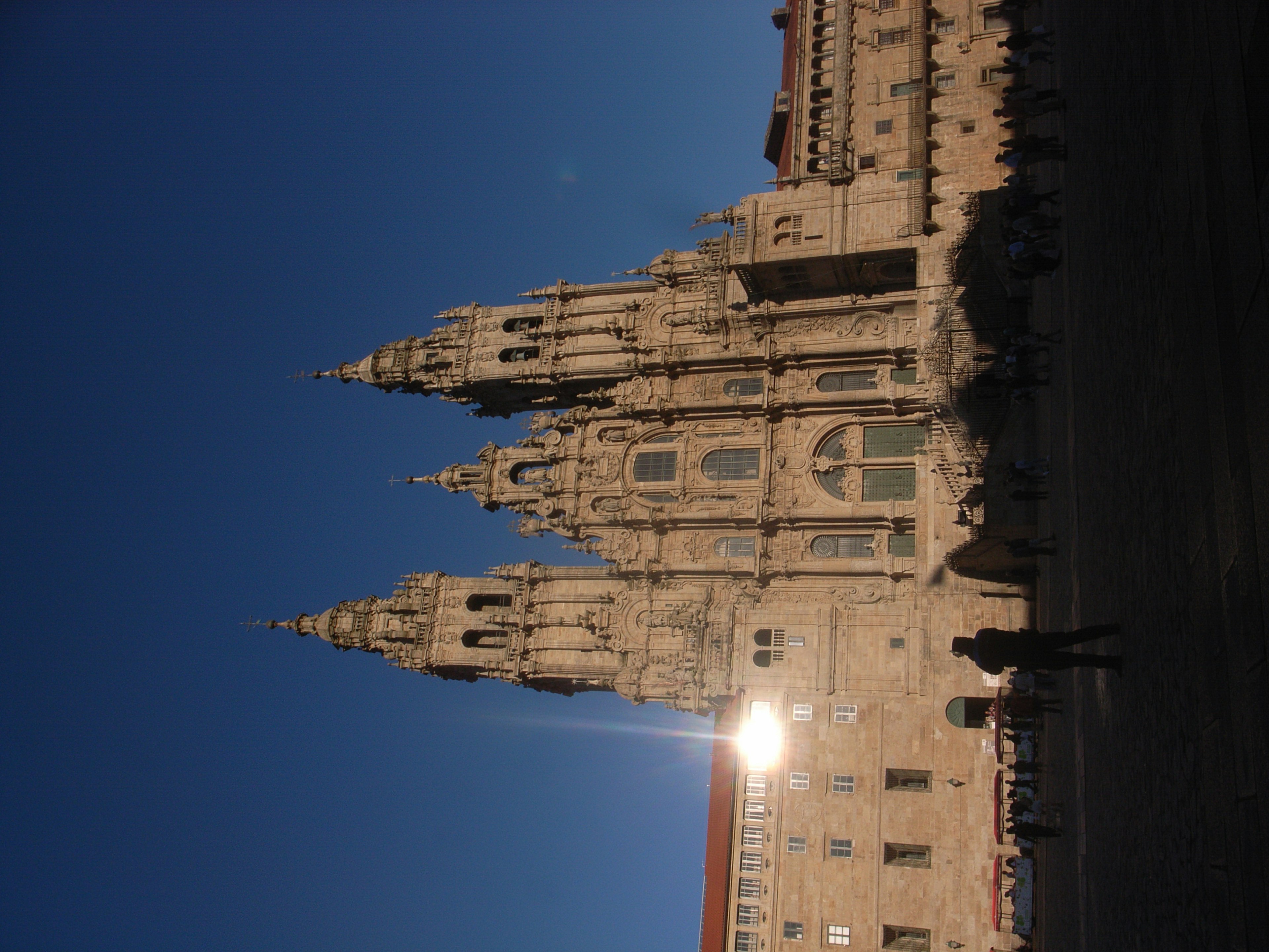 Eksterior menakjubkan Katedral Santiago de Compostela yang menampilkan menara yang rumit