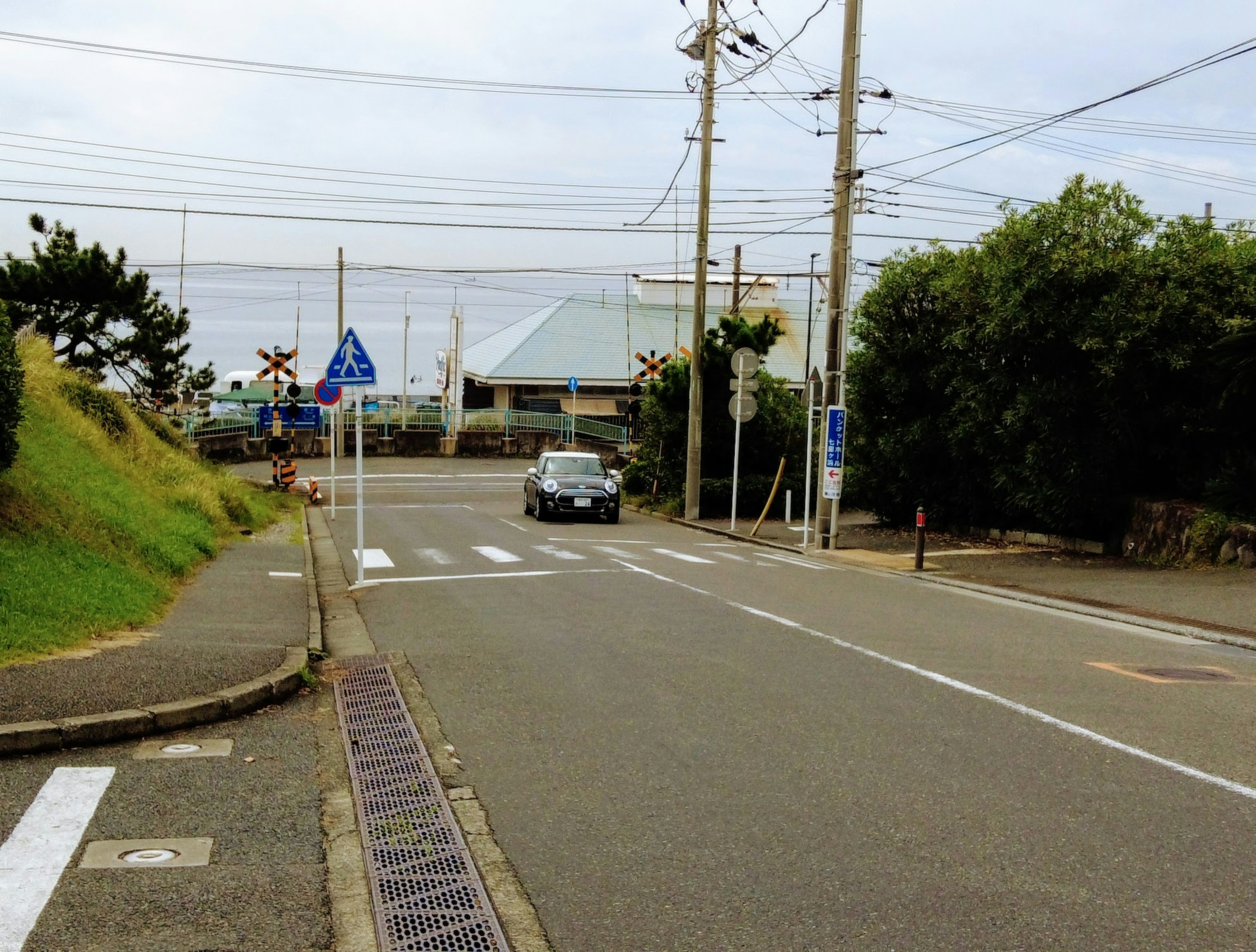 静かな交差点の風景と周囲の緑