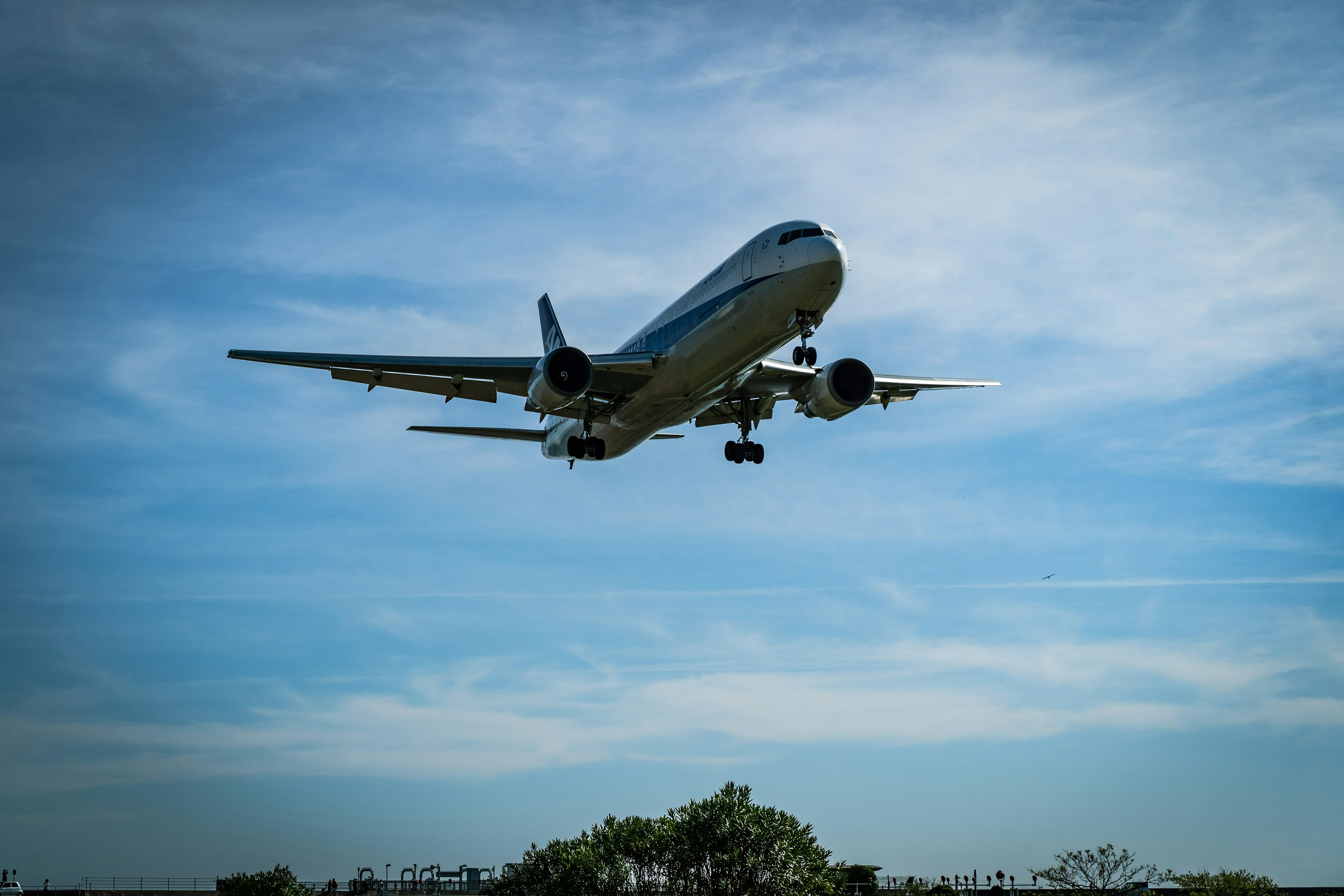 青空の下で飛行機が離陸するシーン