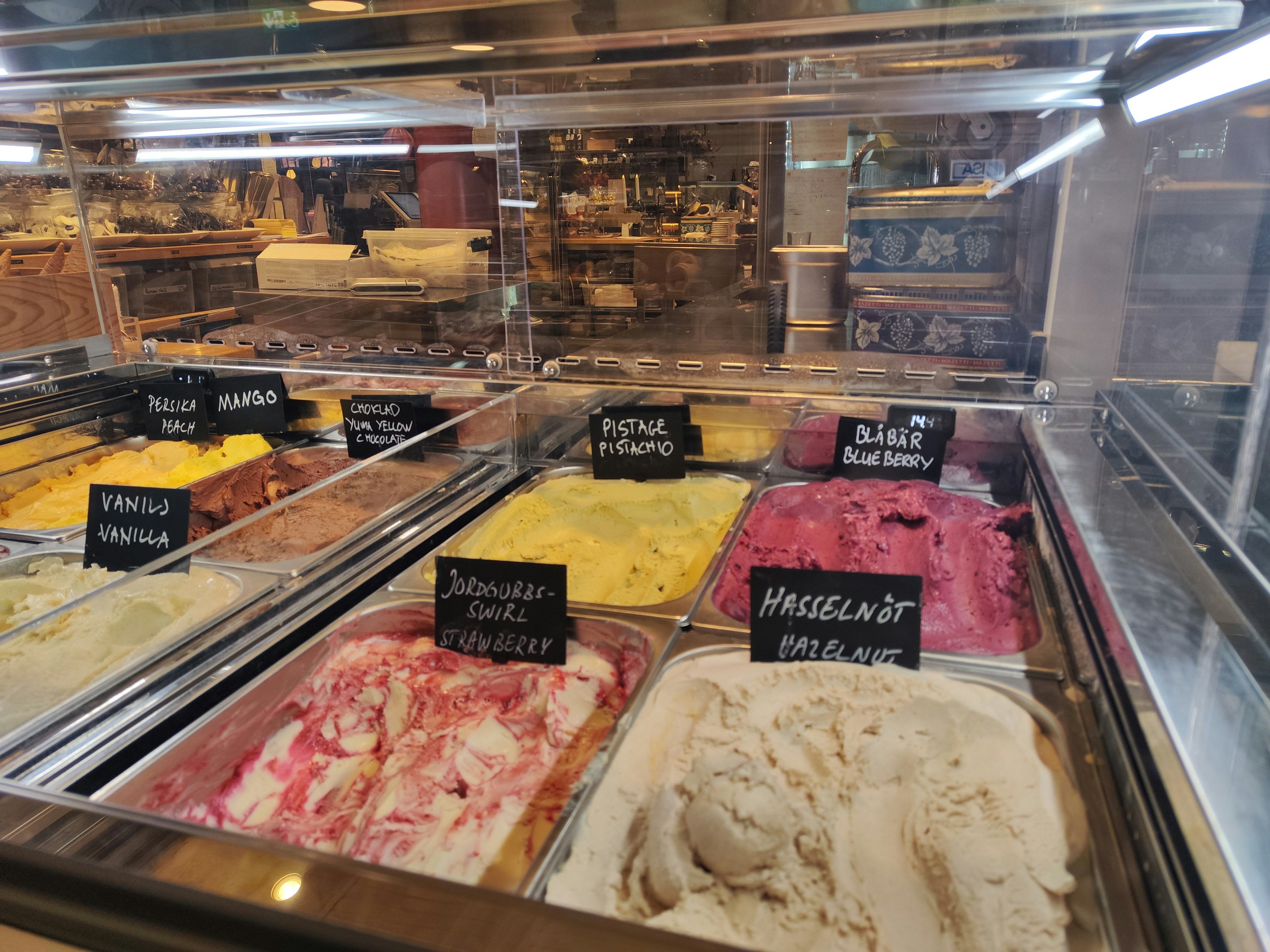 Esposizione colorata di gelato con vari gusti di gelato disposti