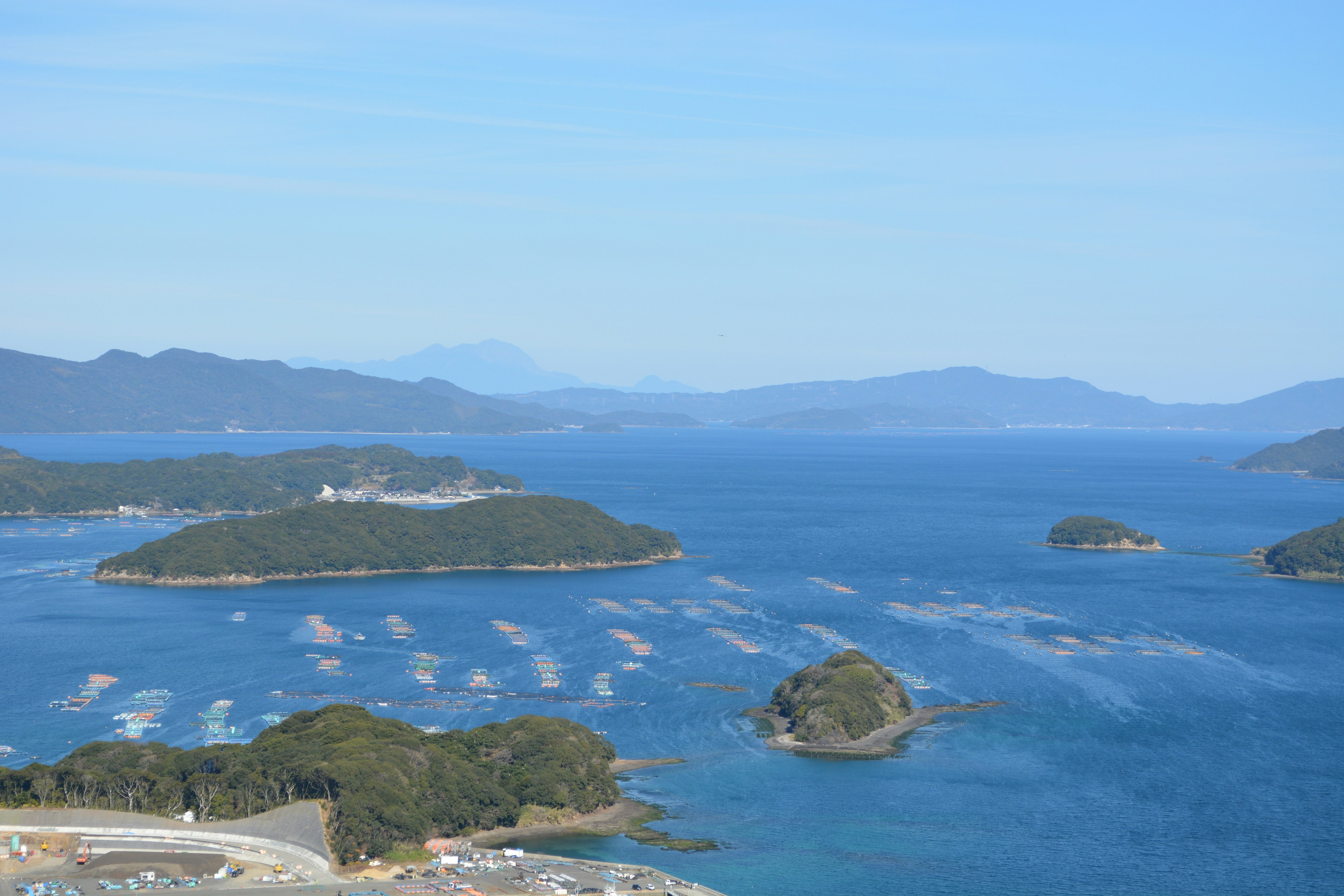 青い海と小さな島々の美しい景色