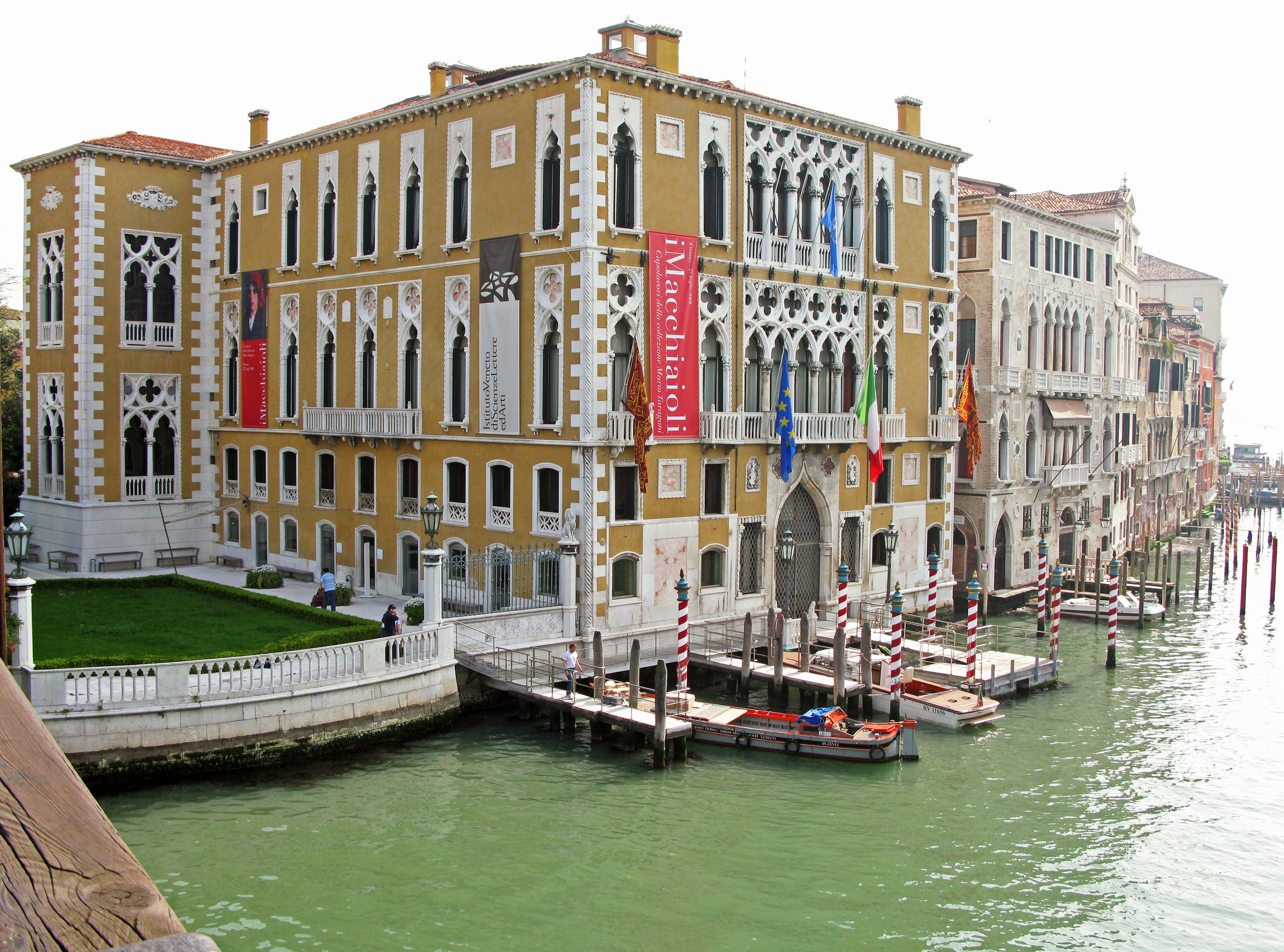 Tòa nhà đẹp và cảnh kênh ở Venice