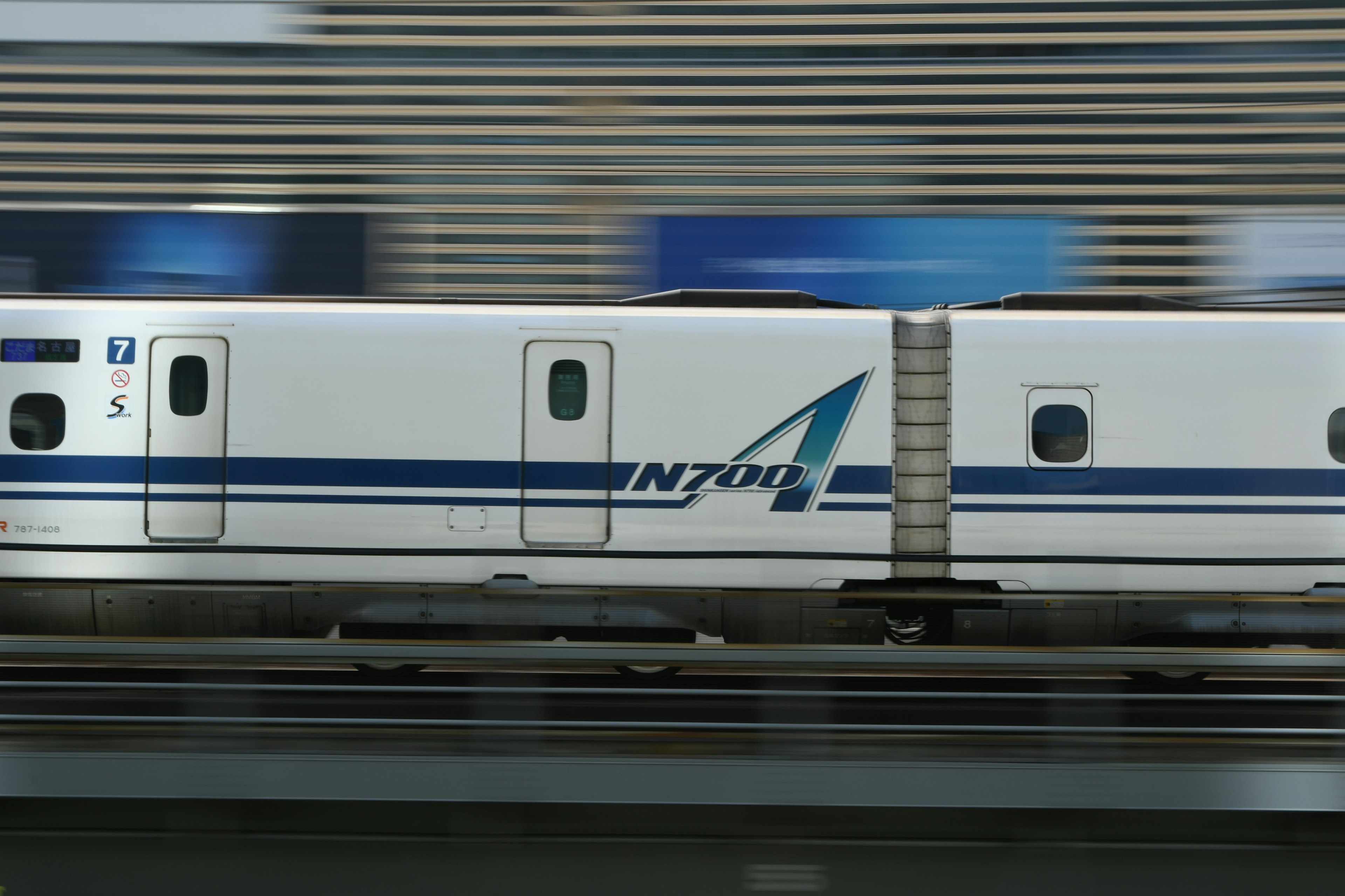 Tren Shinkansen serie NT700 capturado en movimiento