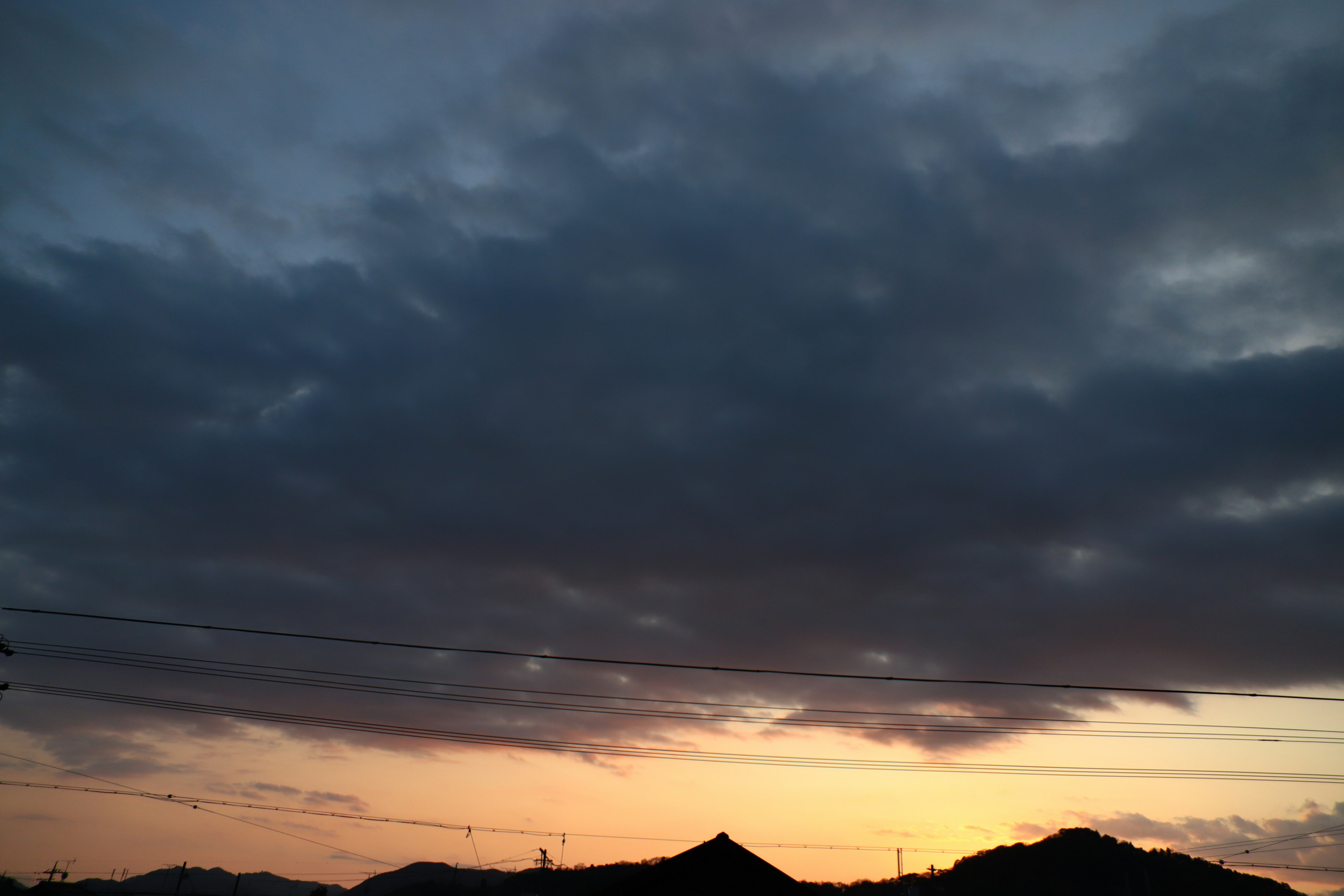 Paysage avec des montagnes et des nuages au coucher du soleil