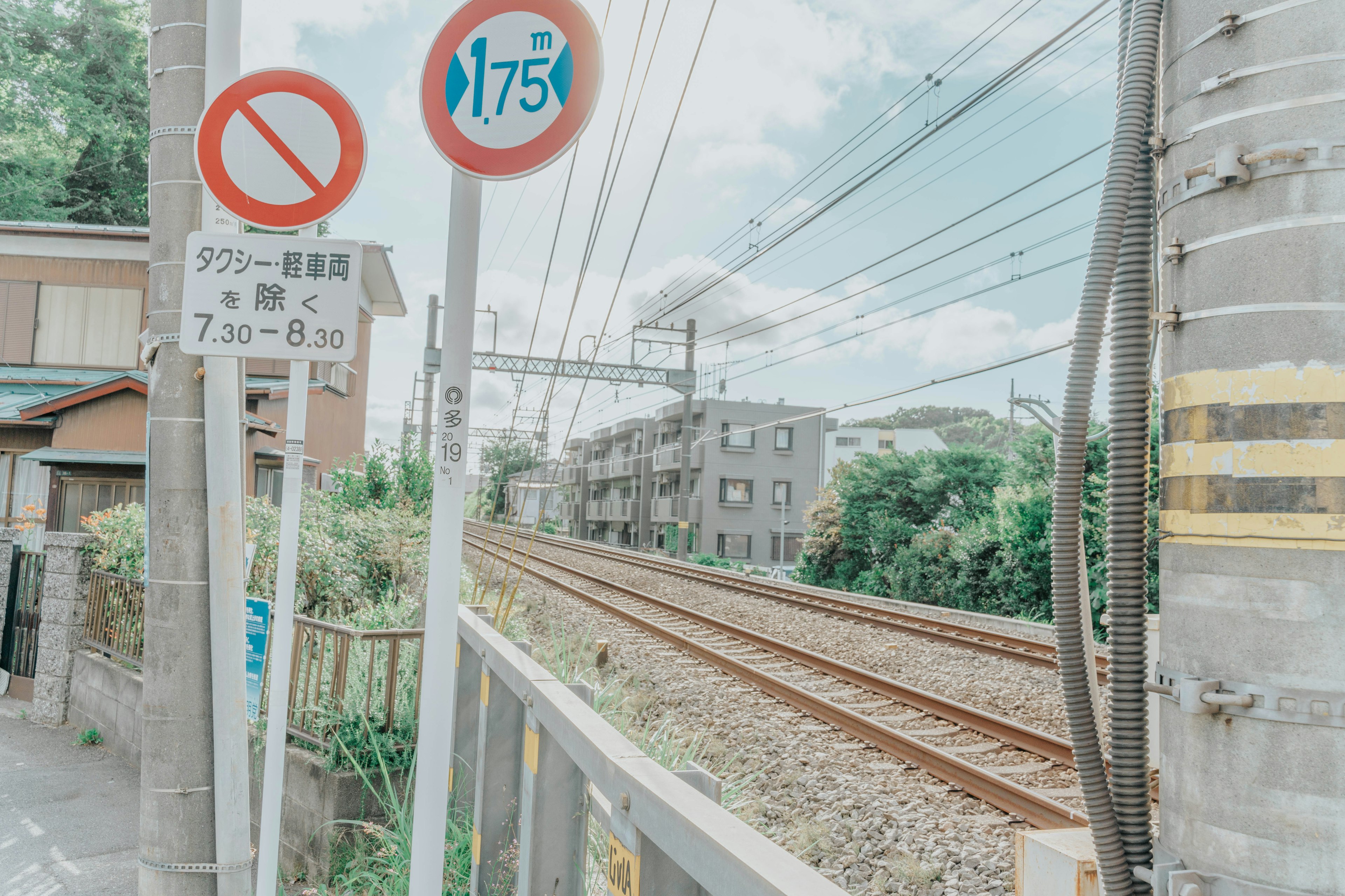 铁路交叉口附近的景观，显示禁止标志和铁轨