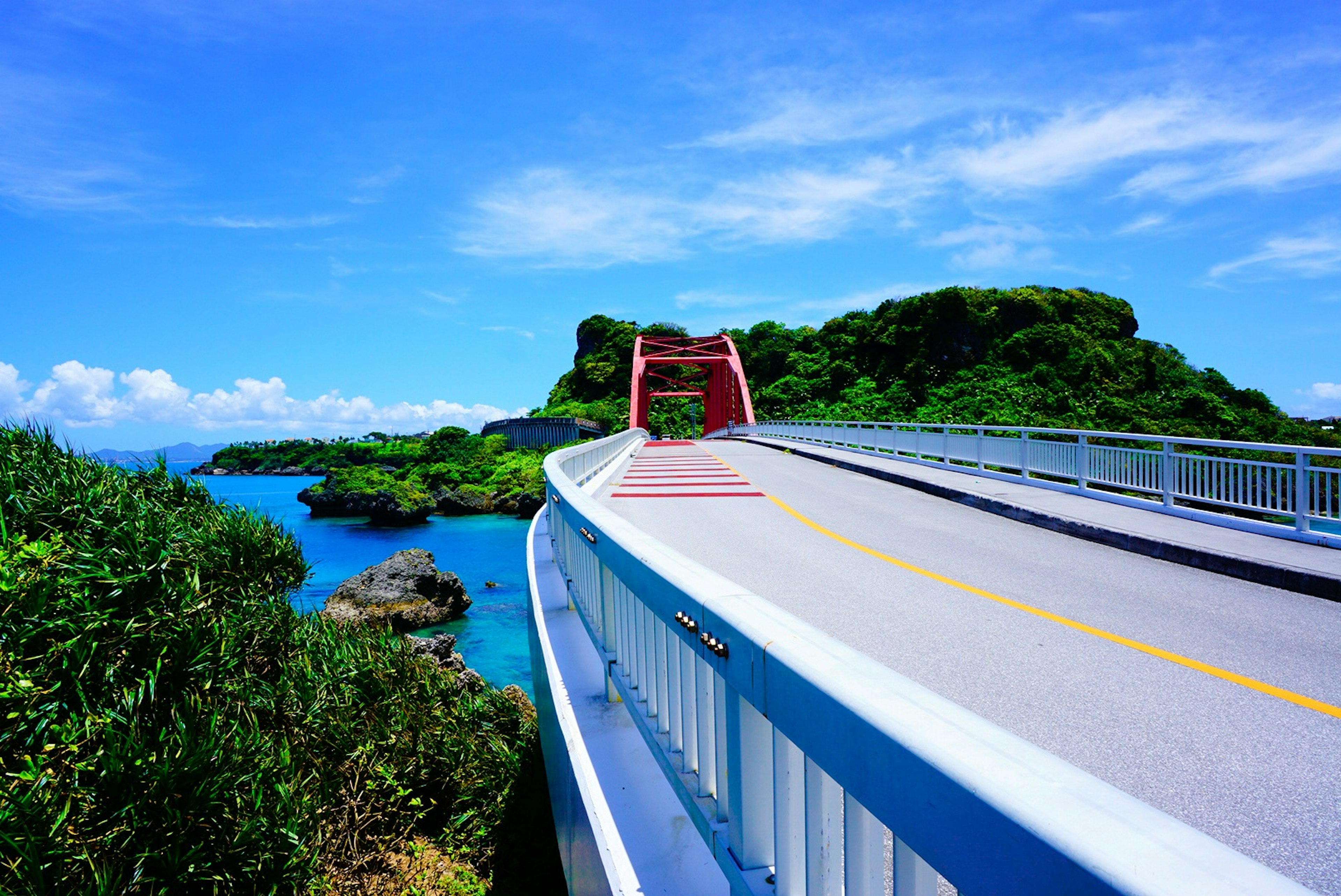 สะพานสวยใต้ท้องฟ้าสีฟ้าพร้อมเกาะสีเขียวที่อุดมสมบูรณ์