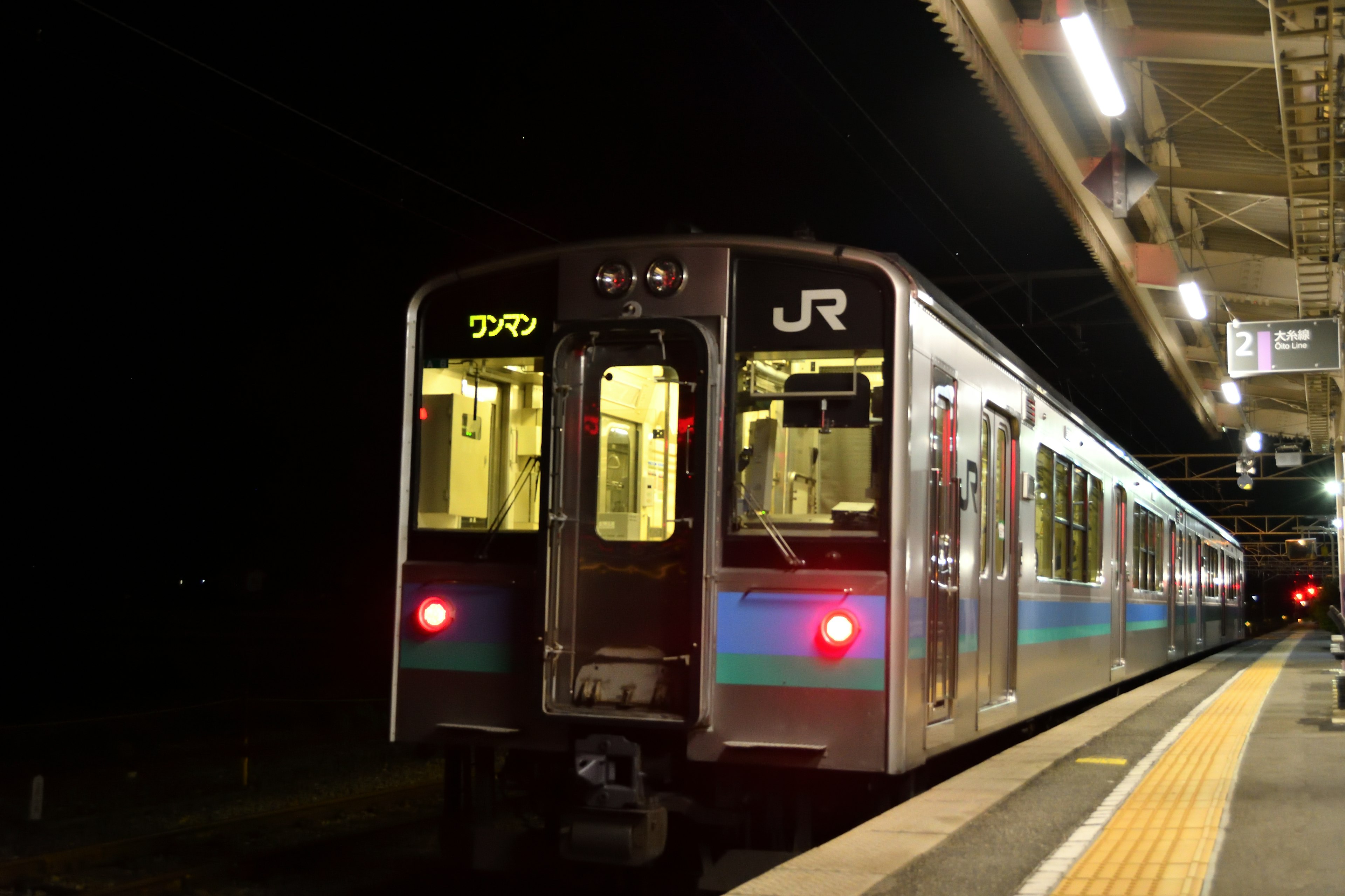 JR-Zug an einer Station bei Nacht