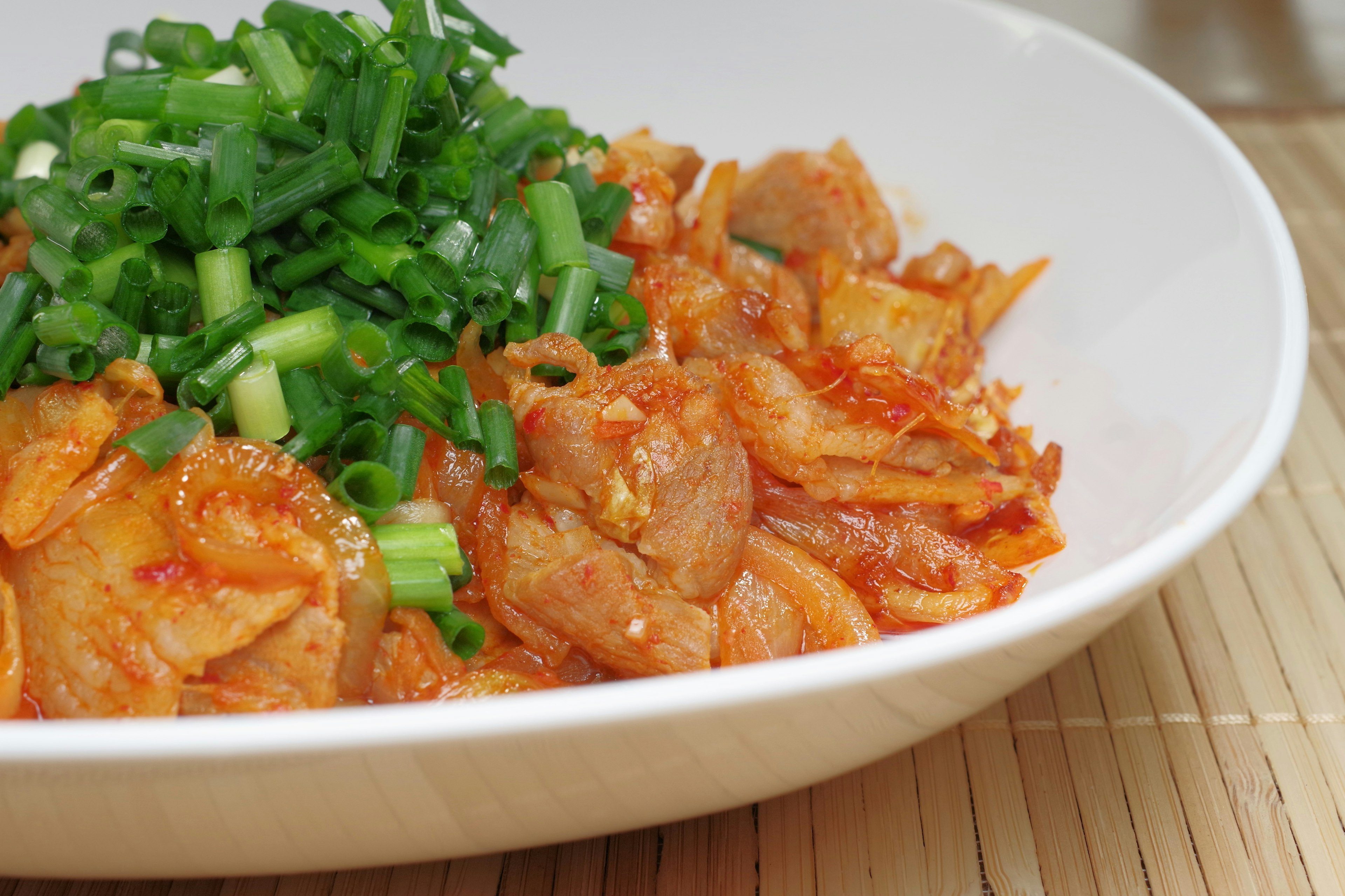 맛있는 김치 찌개에 파가 올려져 있는 접시