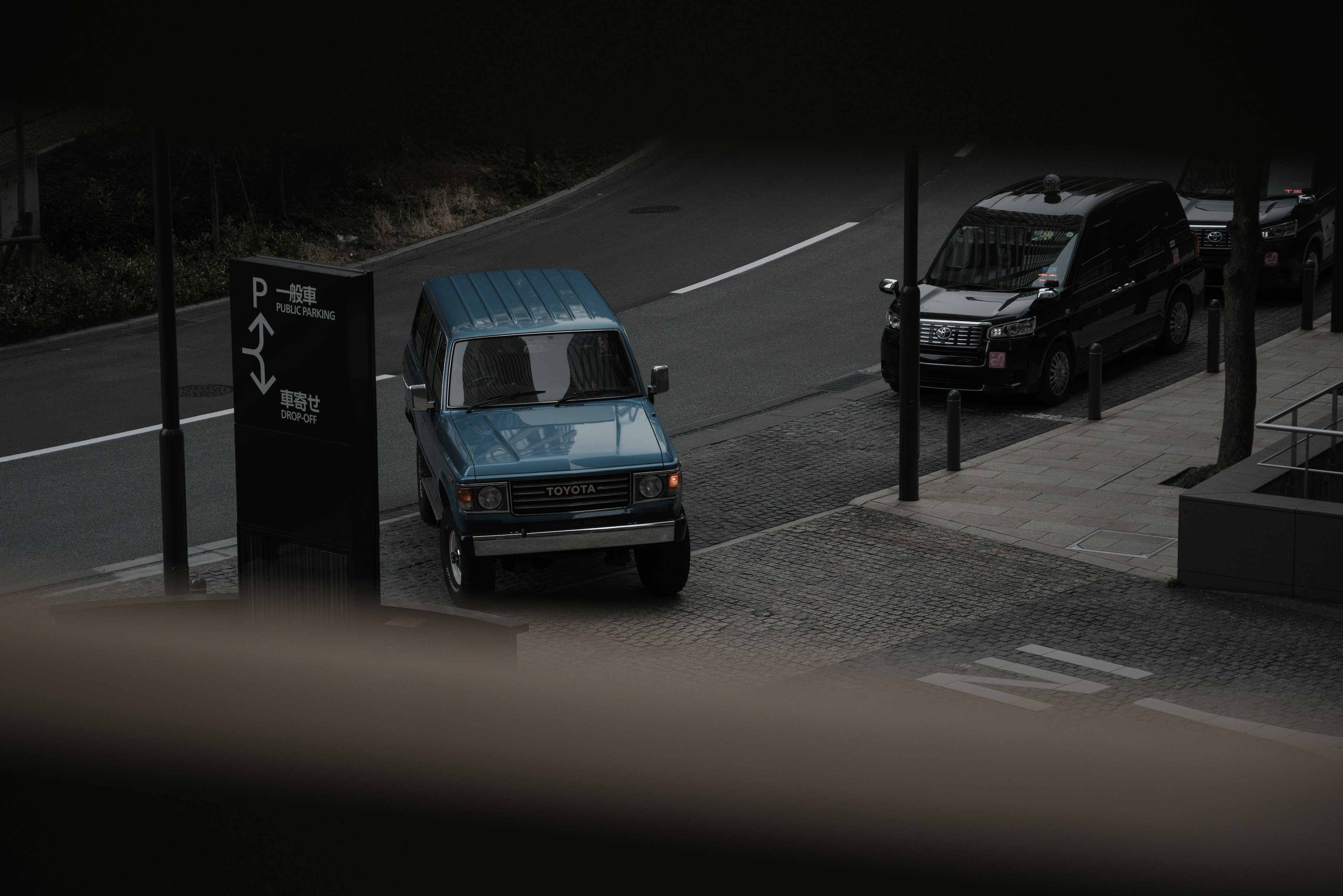 Un camion blu parcheggiato in una strada della città