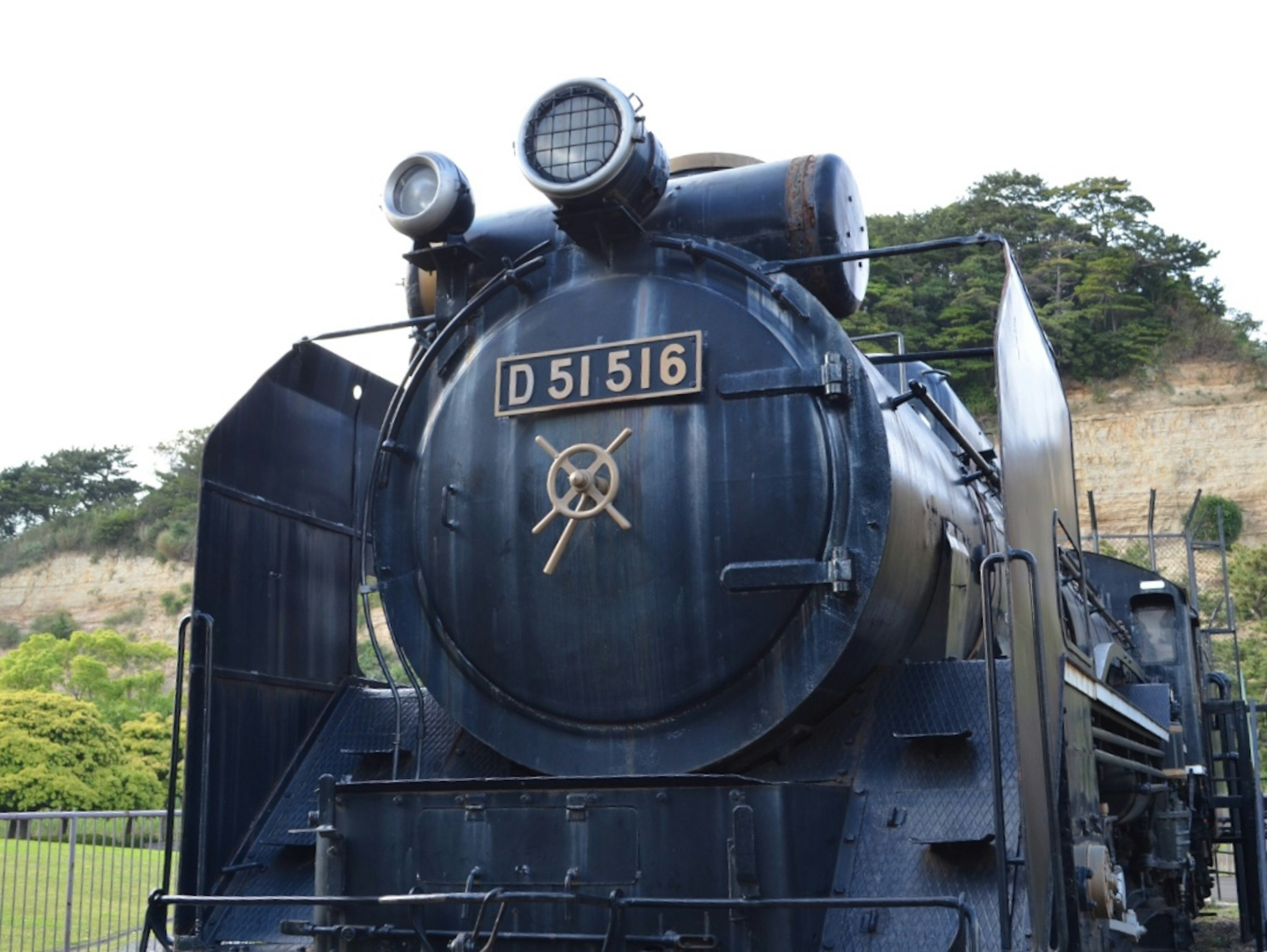 Vue de face de la locomotive à vapeur noire D 51516