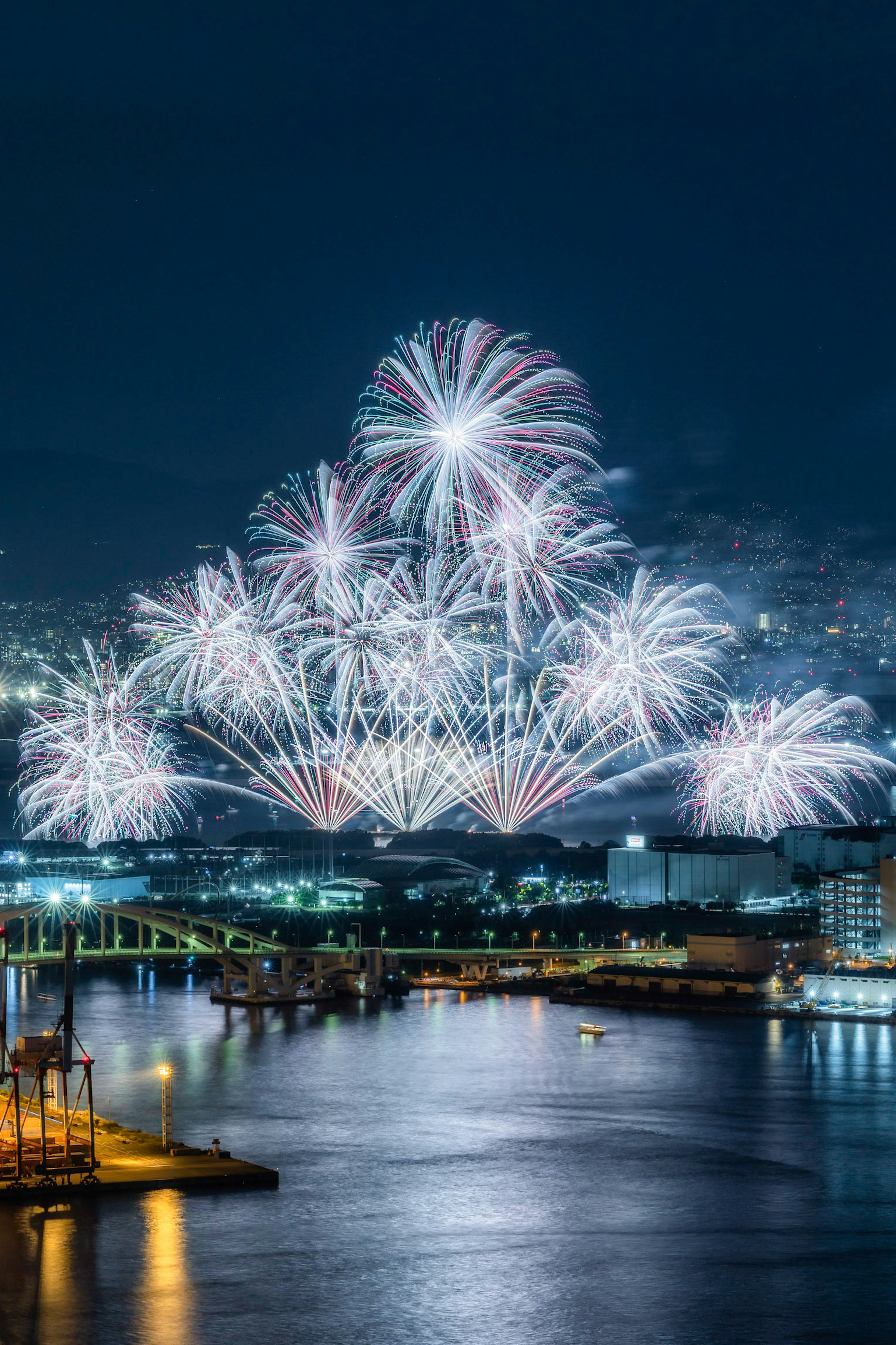 夜空中壮观的烟花表演和河流景观