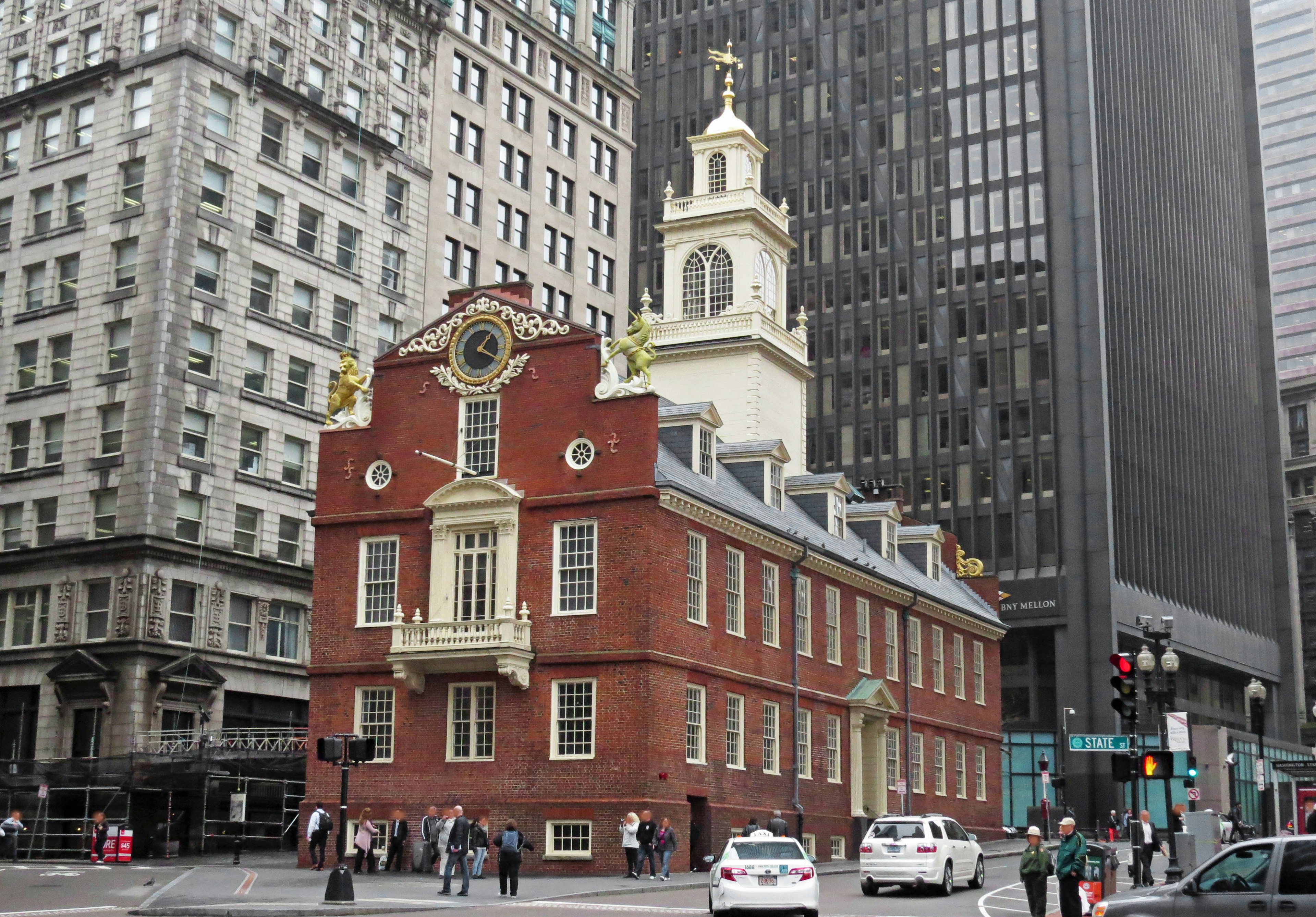 Historisches Gebäude in Boston neben modernen Wolkenkratzern