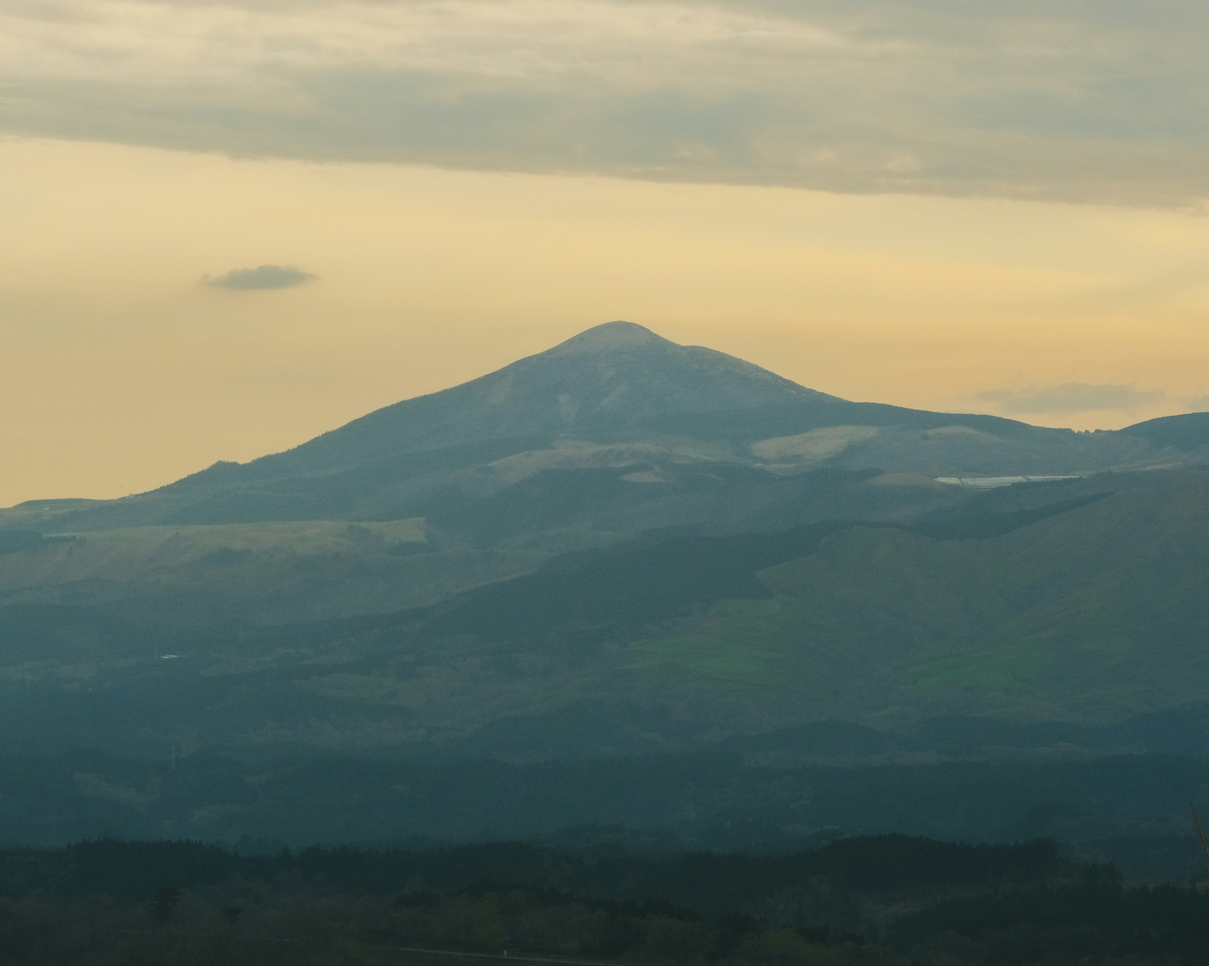 Paesaggio montano al crepuscolo con colori tenui