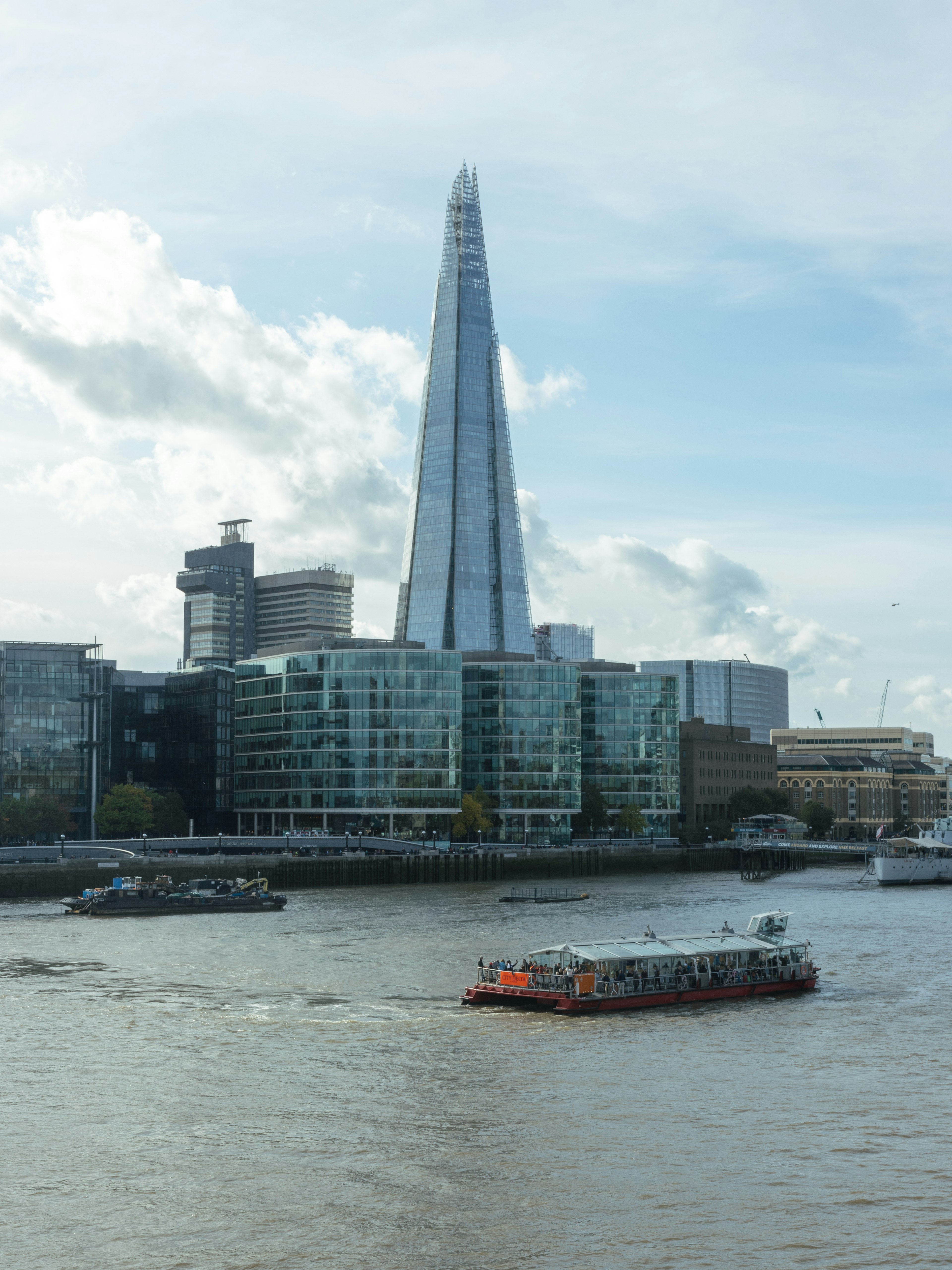 Der Wolkenkratzer Shard in London entlang der Themse mit einem Boot