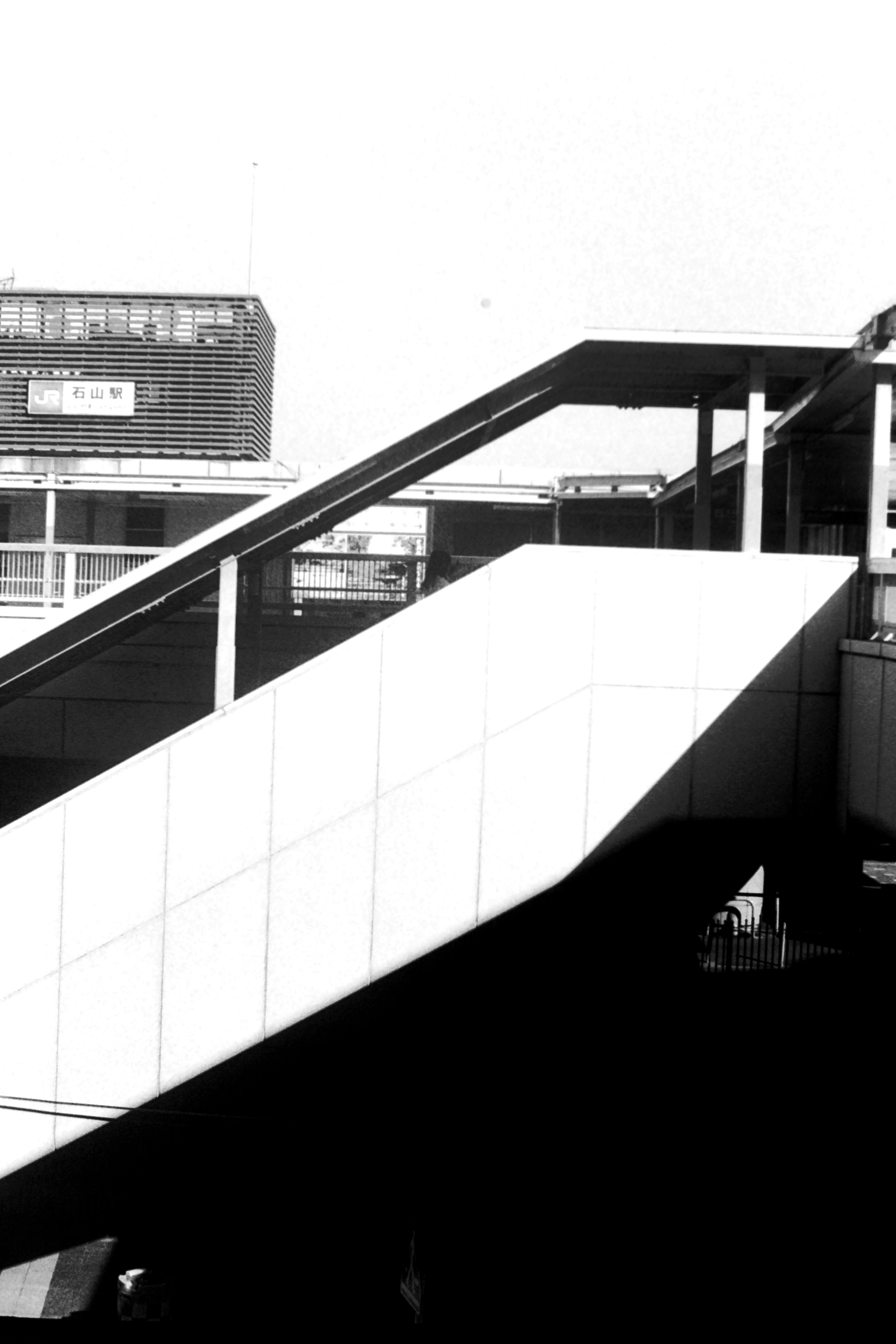 Image en noir et blanc d'un escalier moderne et d'une structure de bâtiment