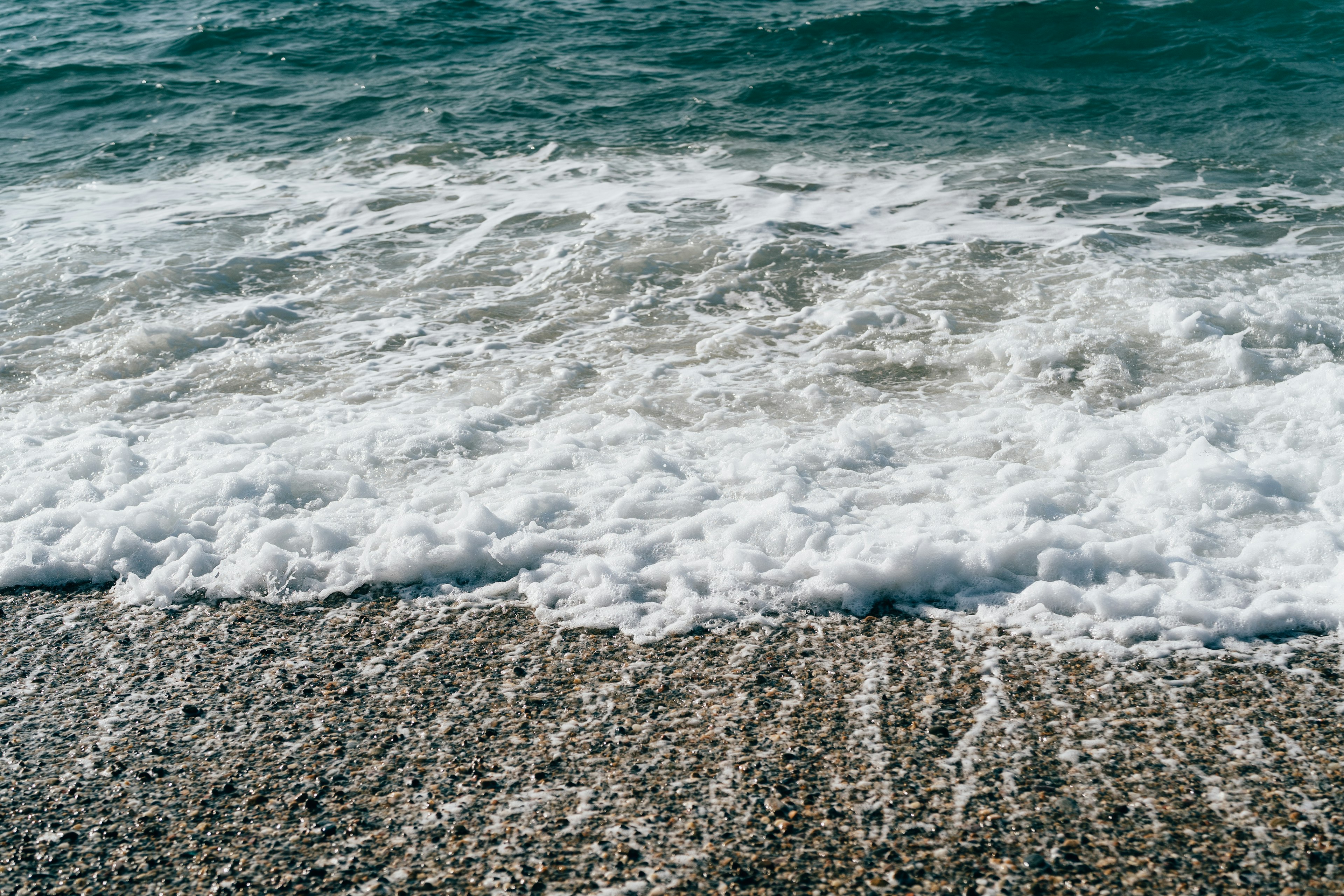 海浪拍打在卵石沙灘上