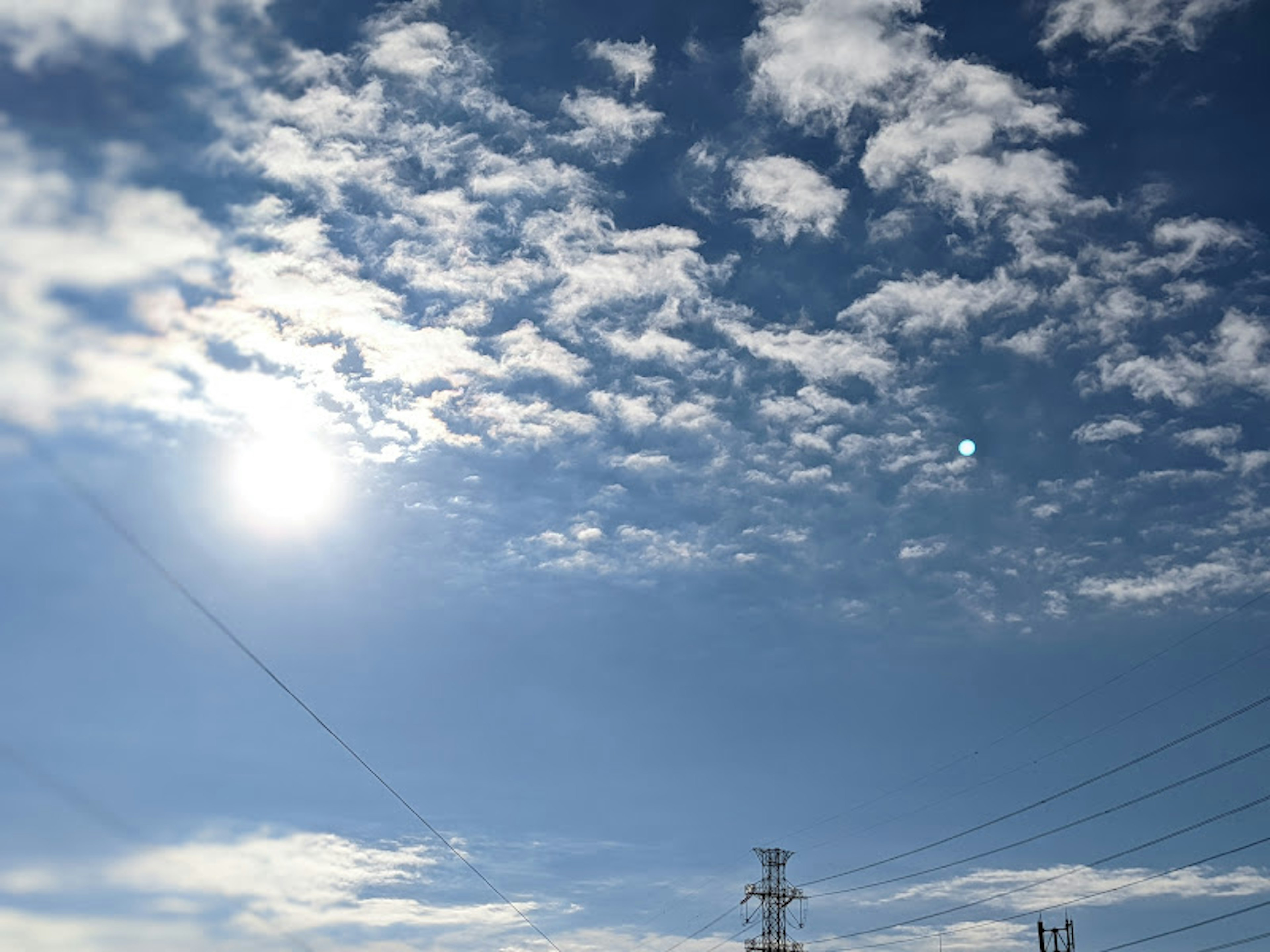 Pemandangan dengan langit biru dan awan putih matahari bersinar