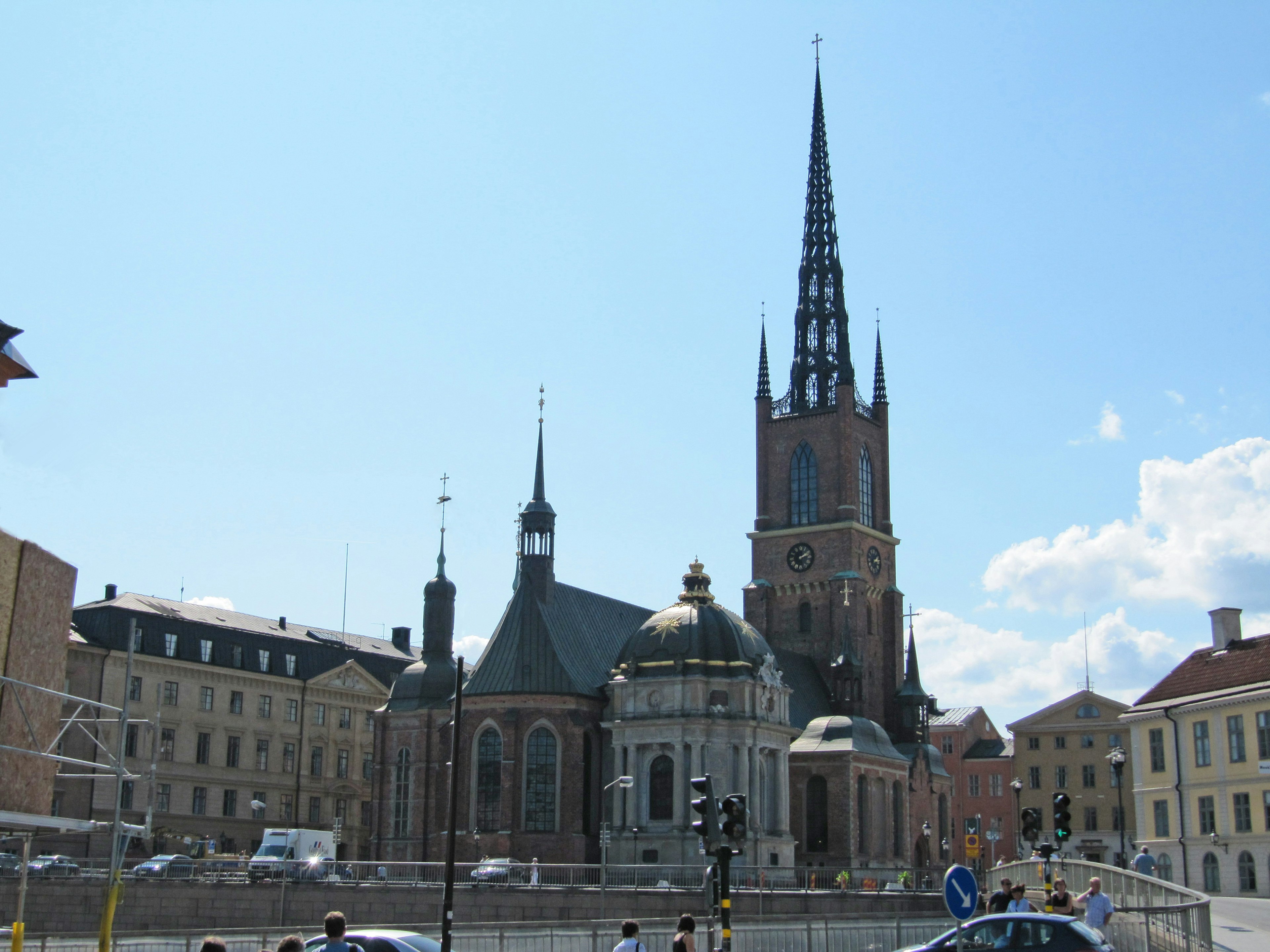 Schöne Kirchenfassade mit hohen Türmen und klarem blauen Himmel