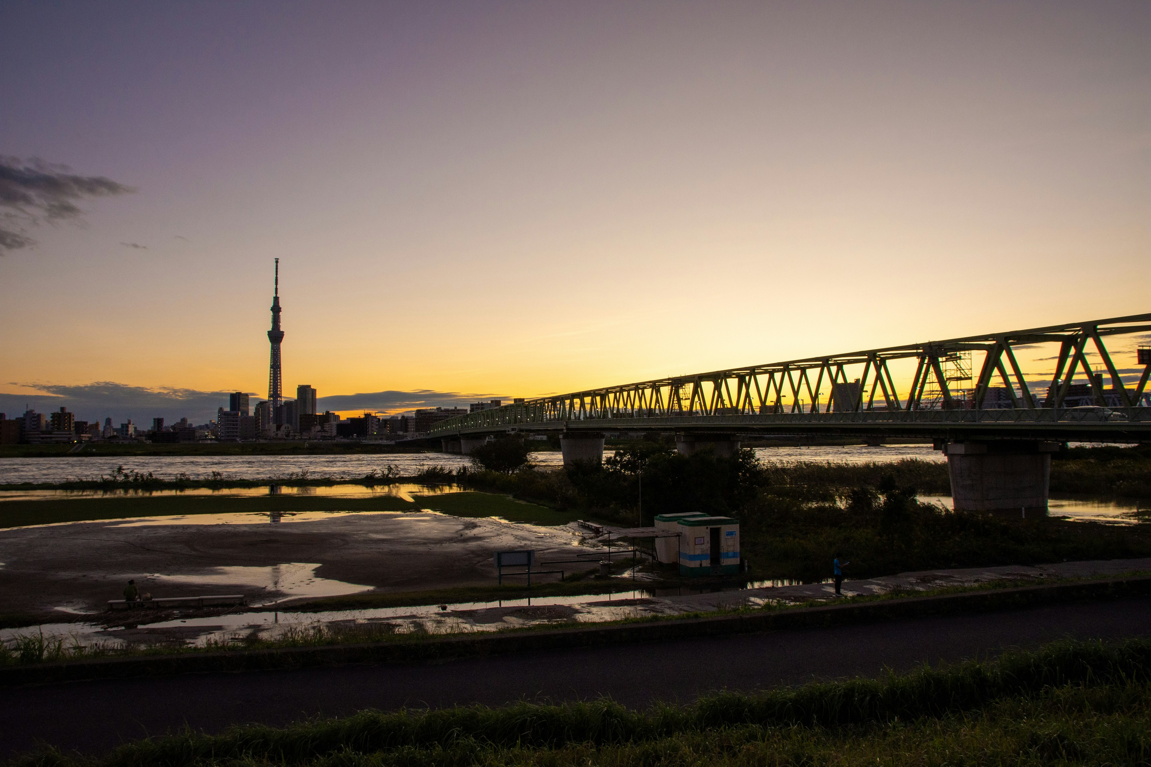 Tokyo Skytree dan jembatan saat matahari terbenam