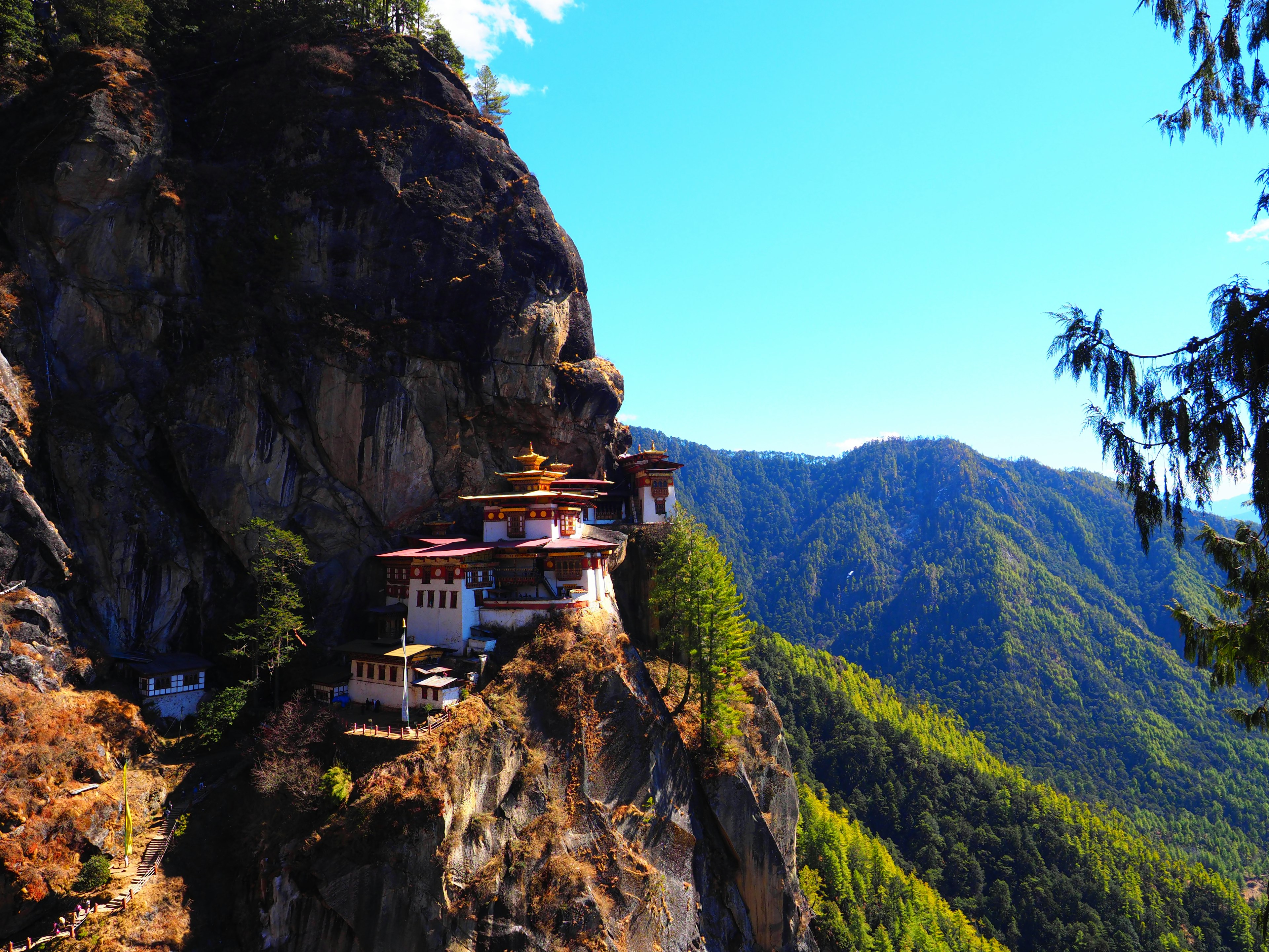 Schöner Tempel auf einer Klippe mit klarem blauen Himmel