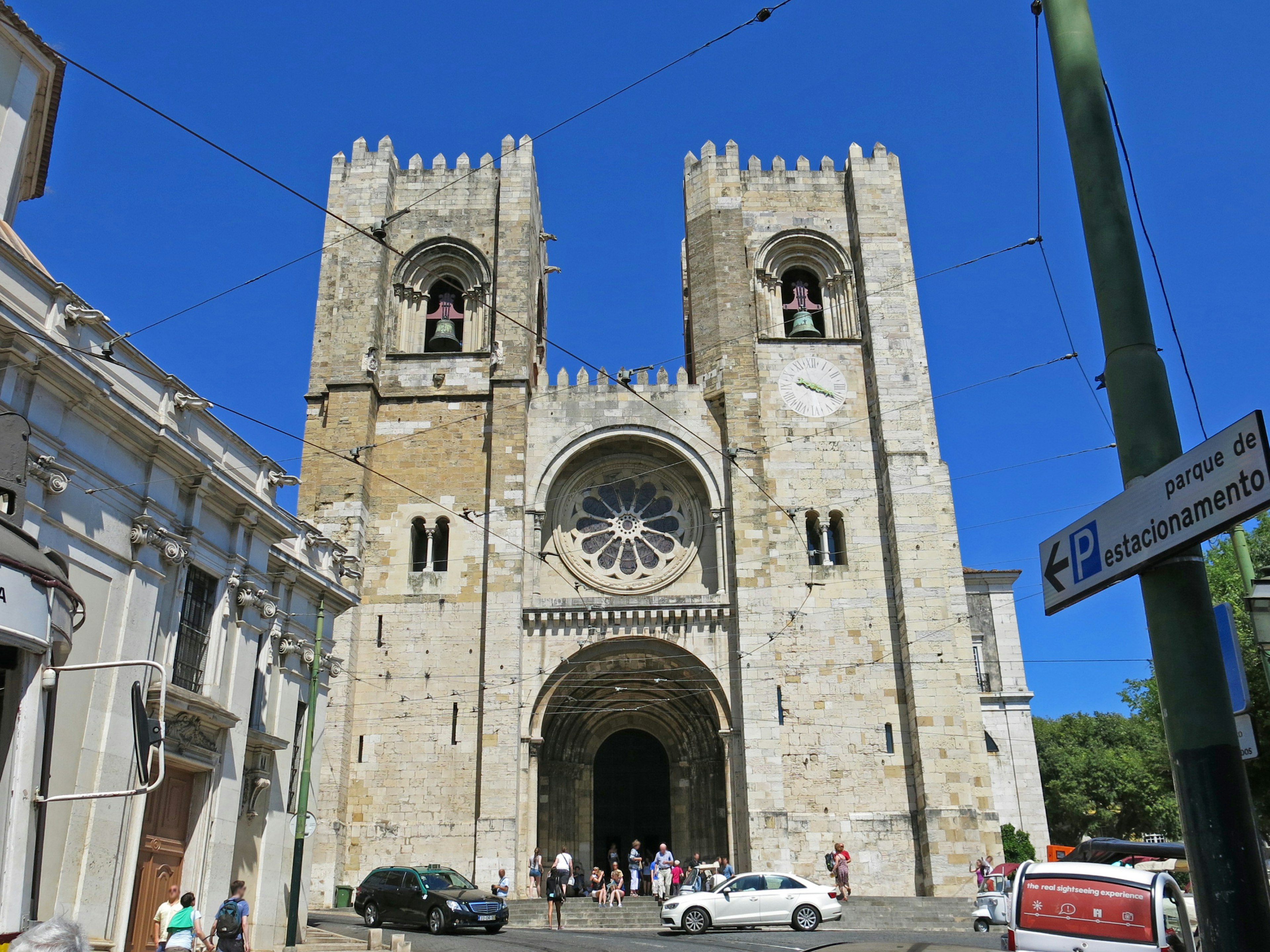 Vue extérieure de la cathédrale de Lisbonne montrant une belle architecture sous un ciel bleu clair