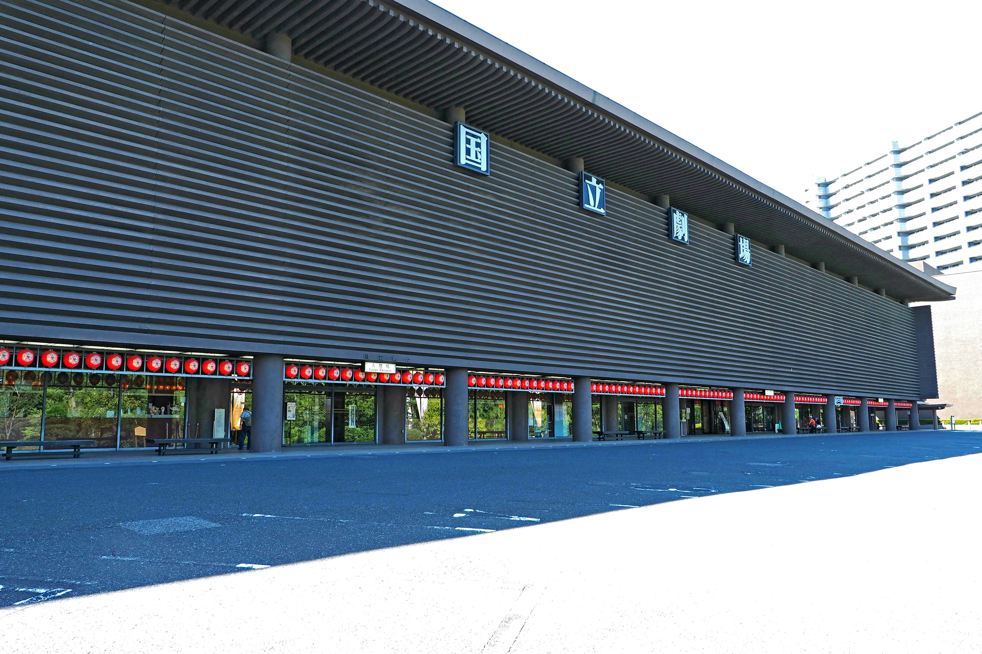 Außenansicht des Nationalmuseums mit einzigartigem Fenstergestaltung