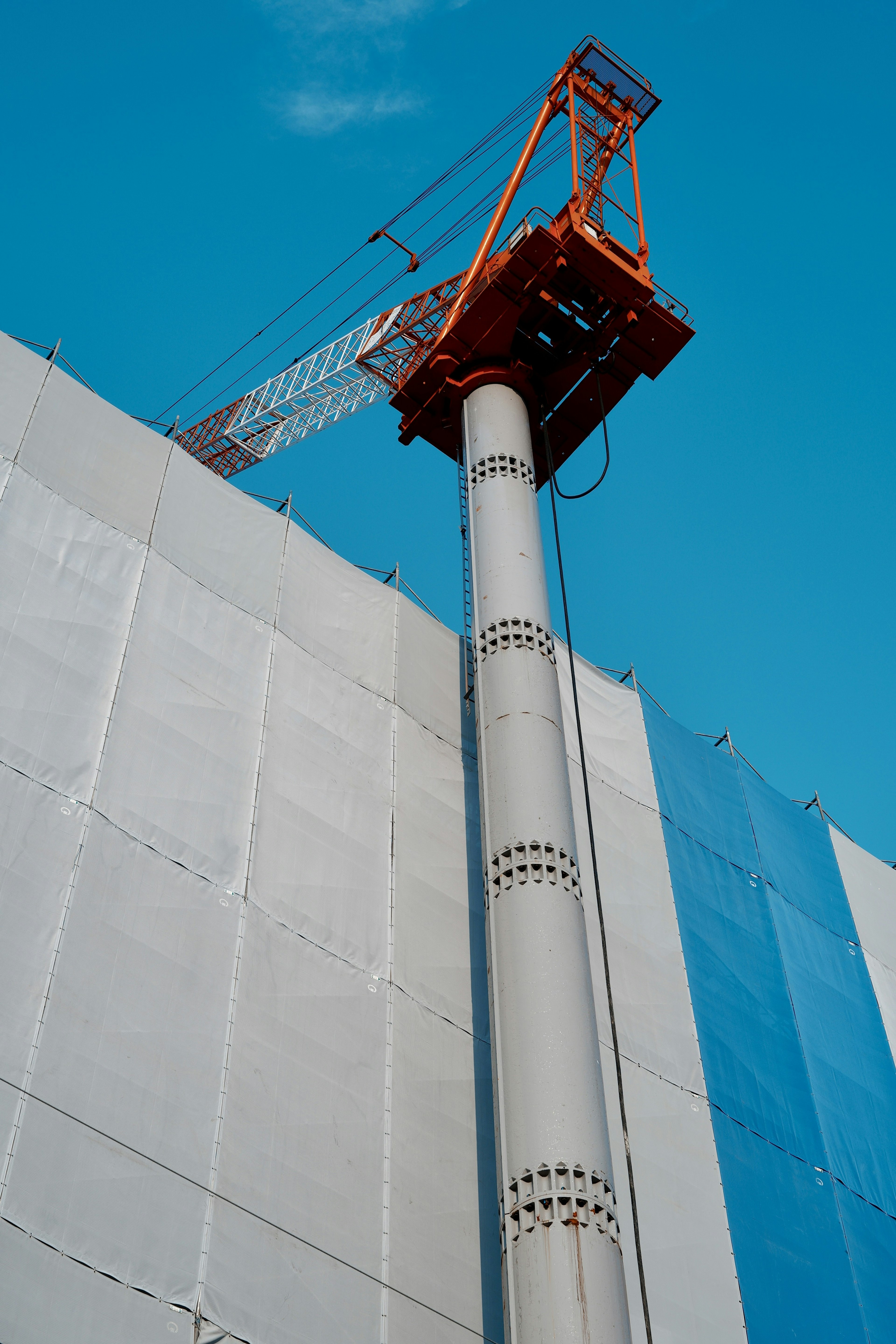 Image d'une grue de construction et d'une colonne en béton sur un site de bâtiment de grande hauteur