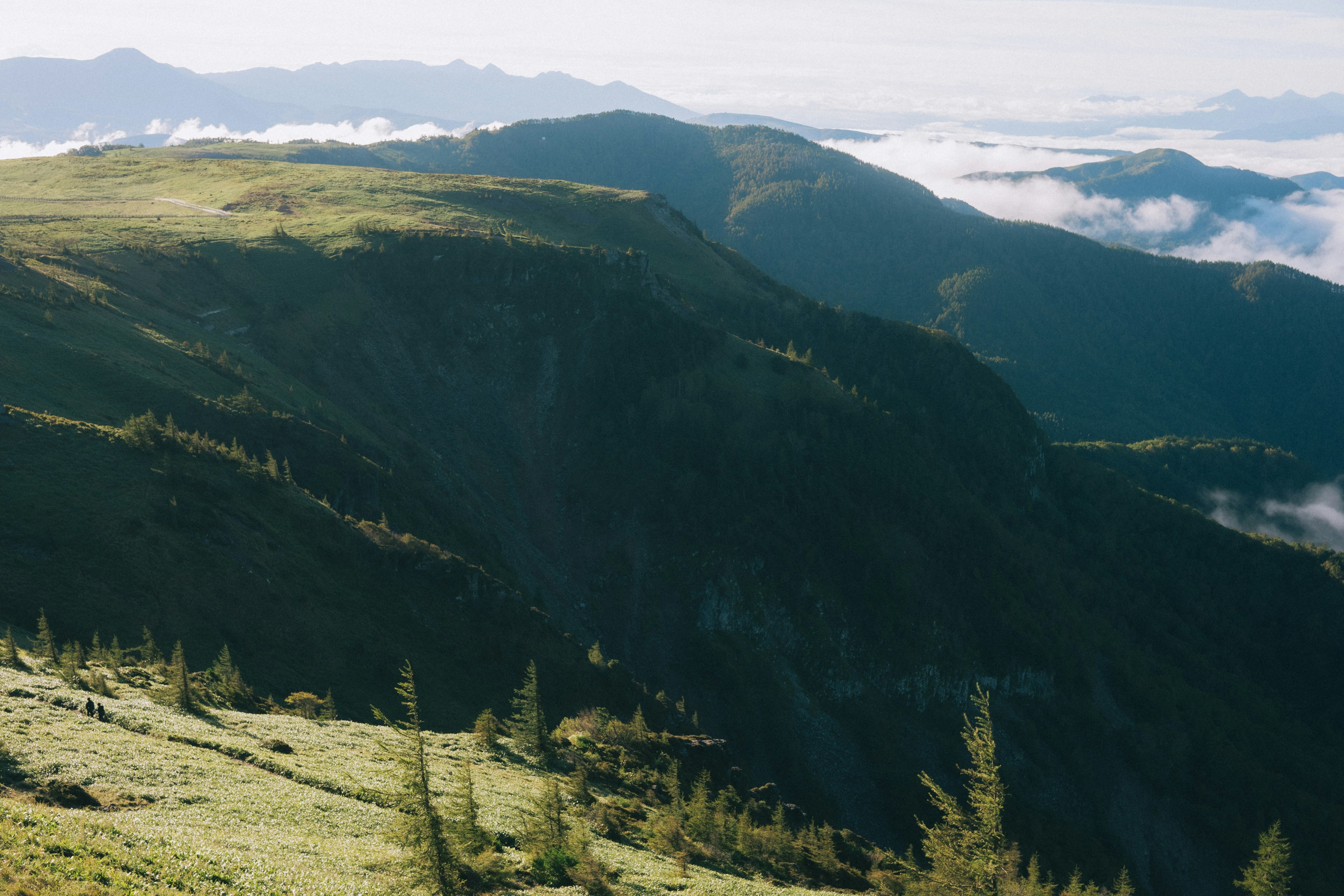 Montagnes verdoyantes avec des vallées couvertes de nuages